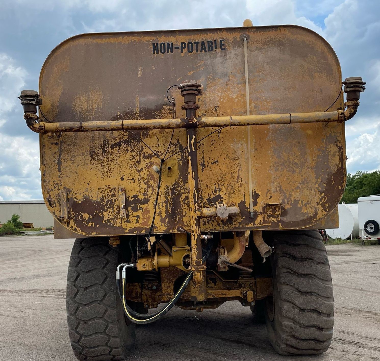 gallery 2000 Caterpillar D300E Series II water wagon