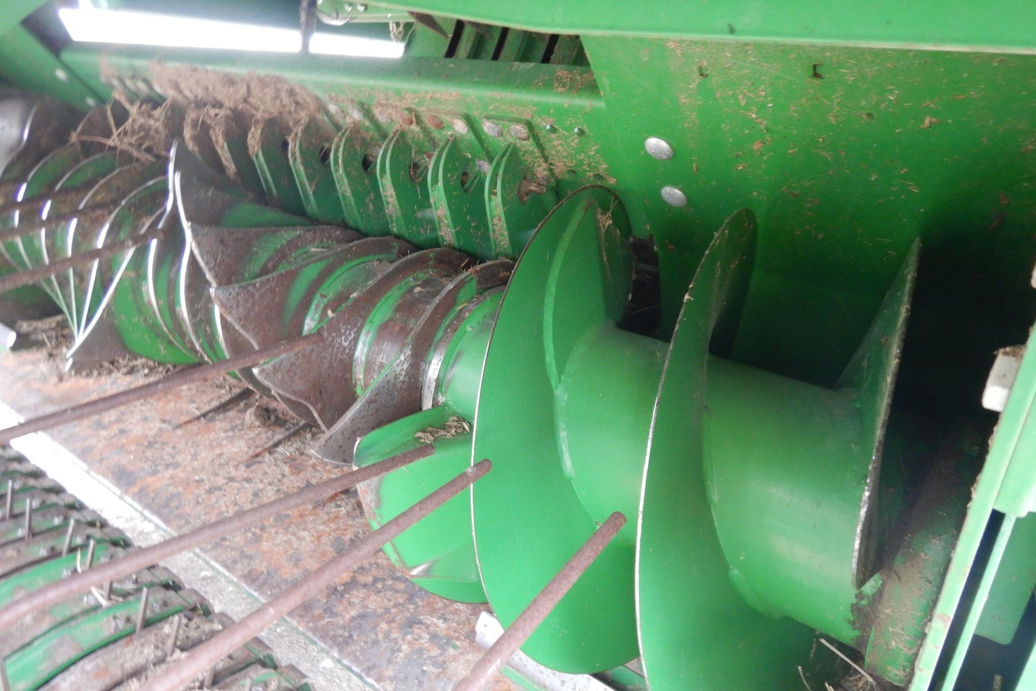 gallery 2016 John Deere L340 square baler