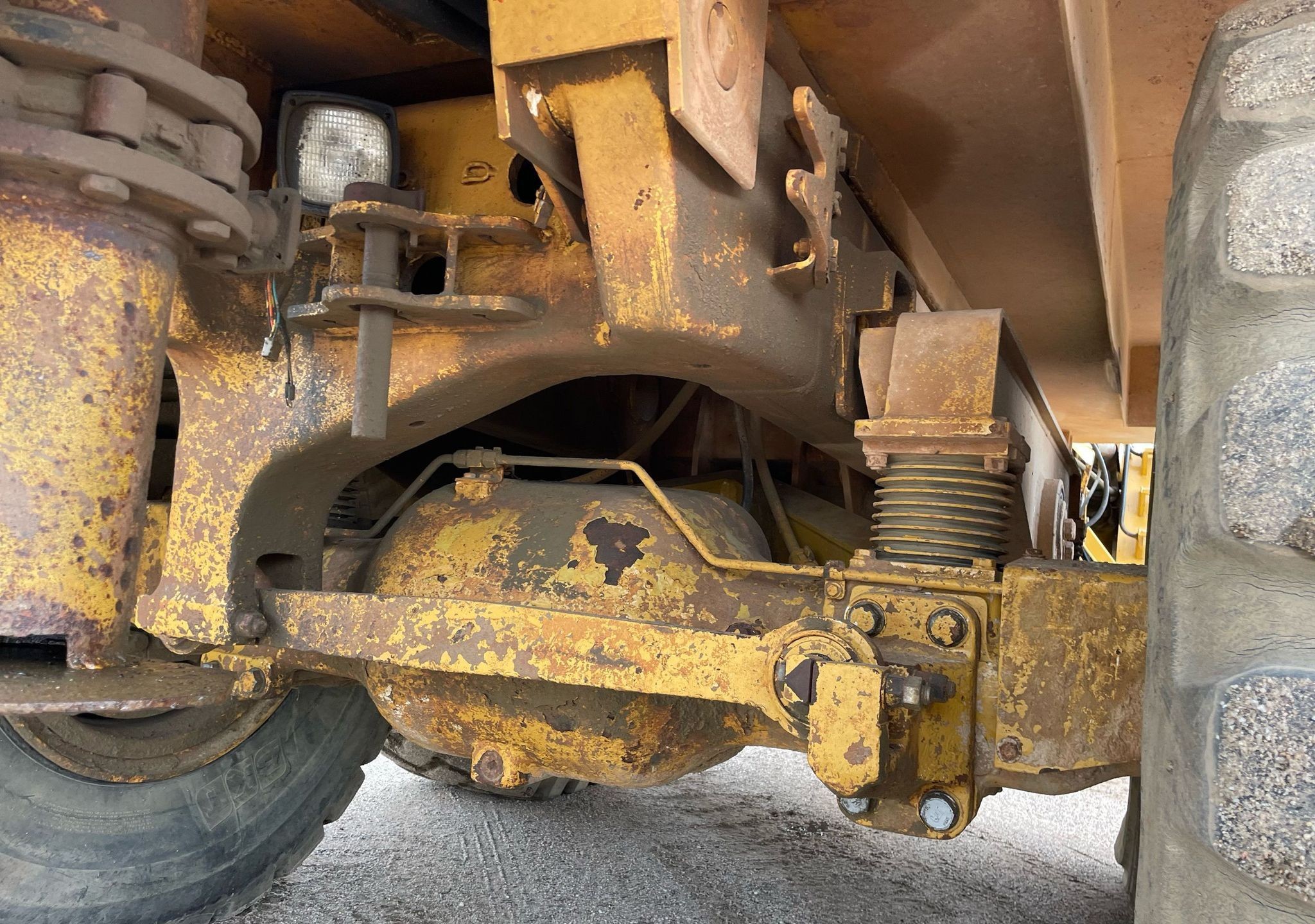 gallery 2000 Caterpillar D300E Series II water wagon