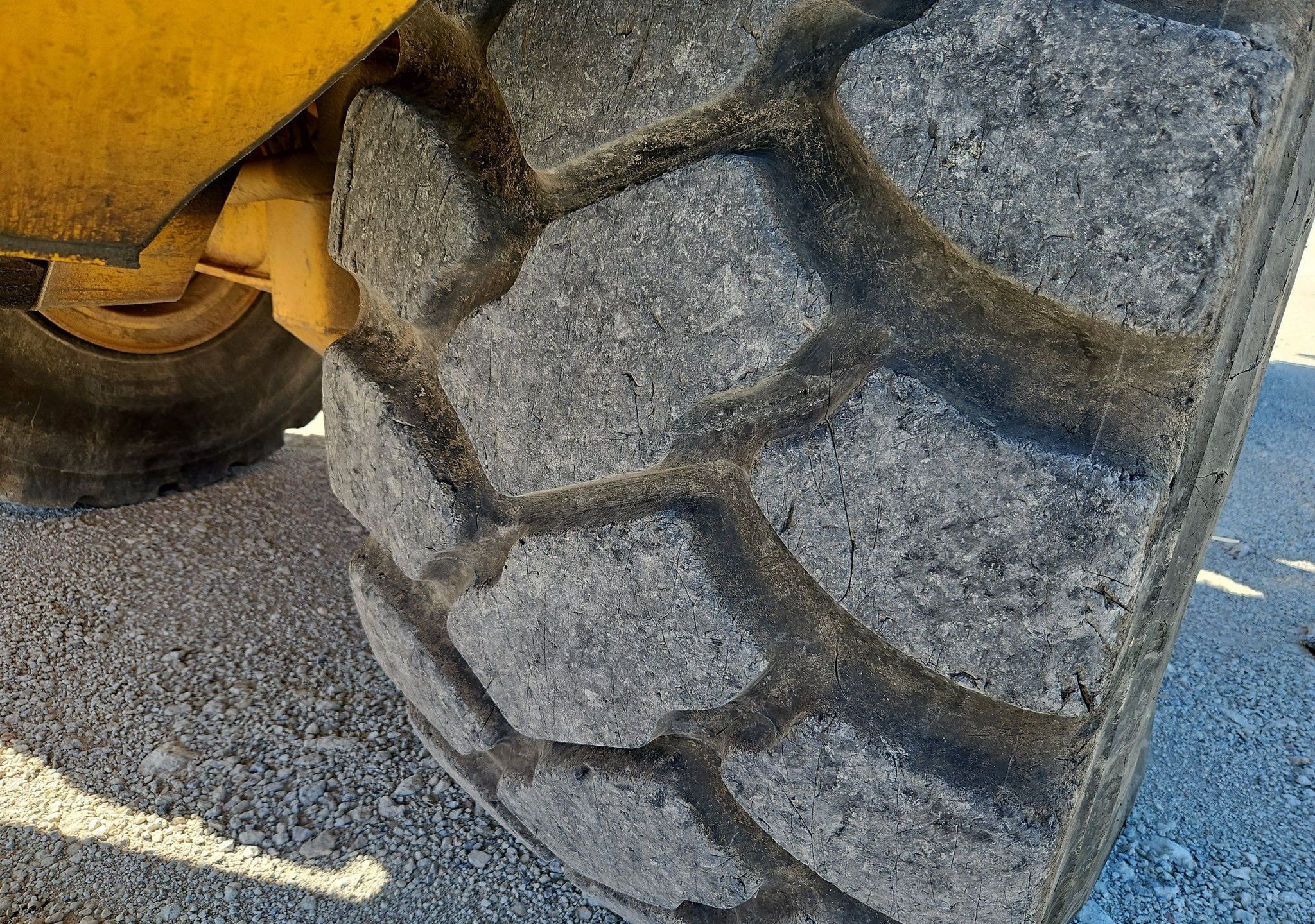 gallery 2000 John Deere 400C haul truck