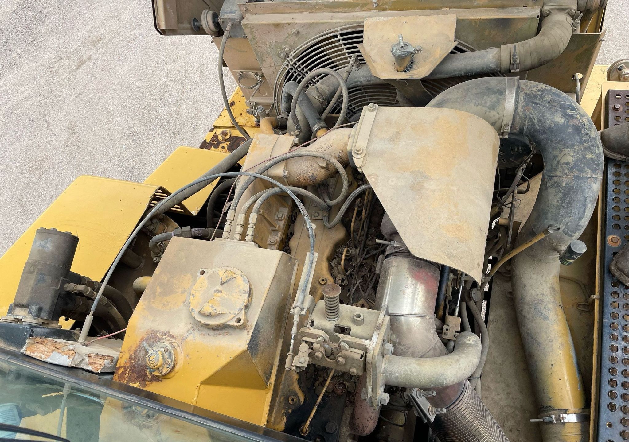 gallery 2000 Caterpillar D300E Series II water wagon