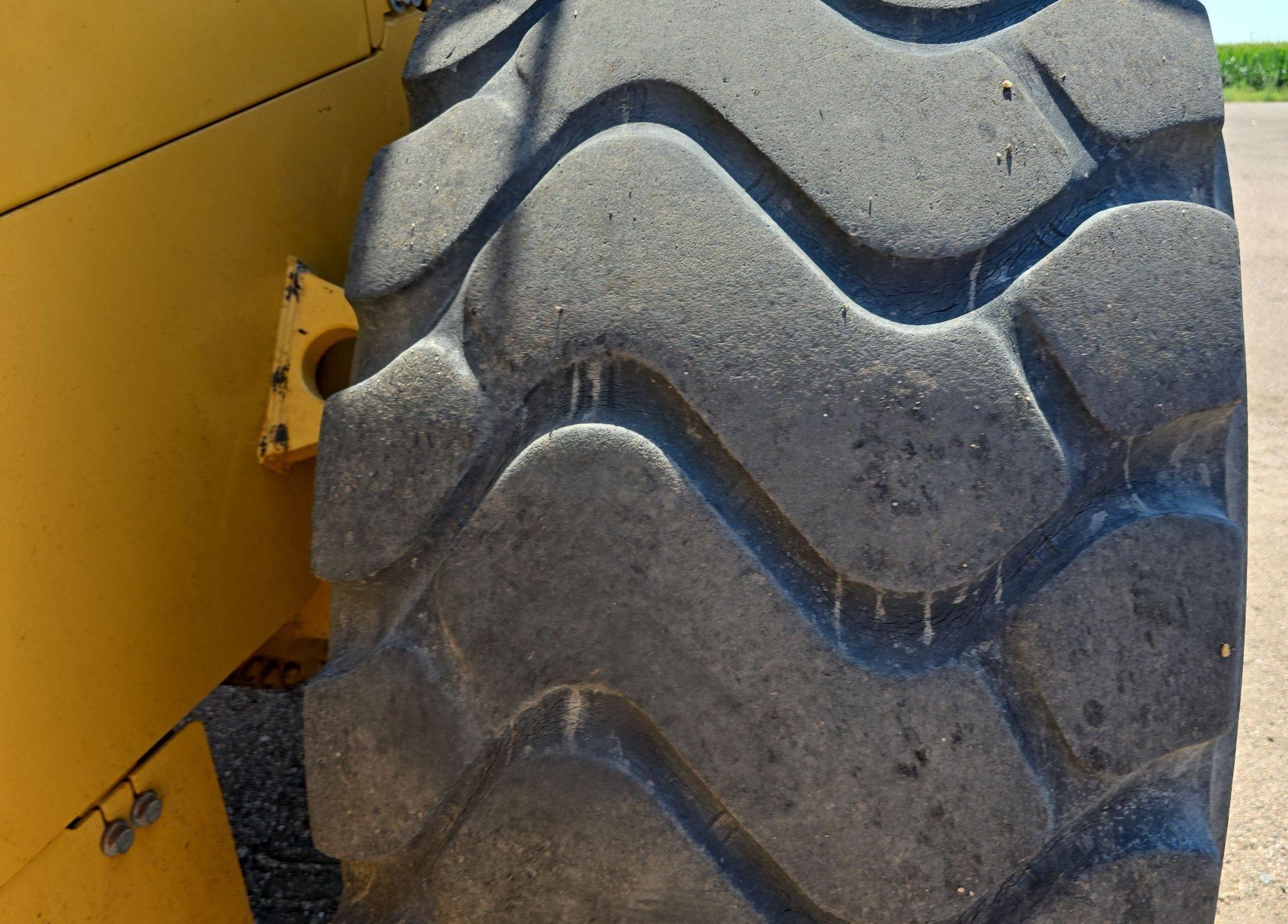 gallery 2014 John Deere 824K Wheel Loader