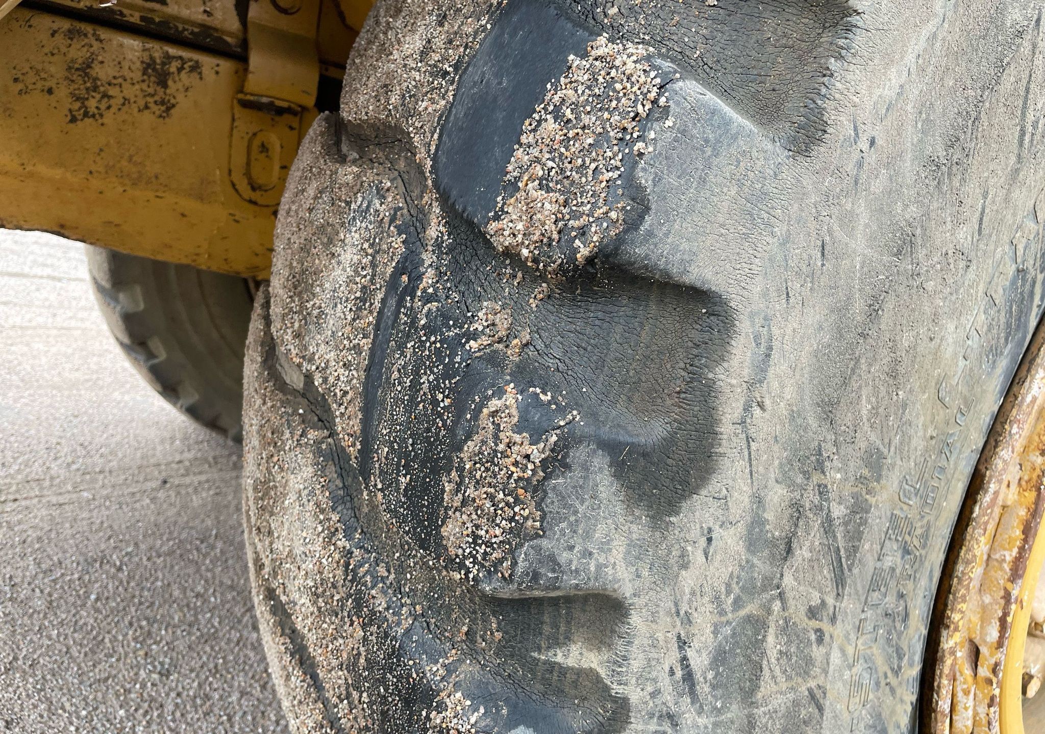 gallery 2000 Caterpillar D300E Series II water wagon