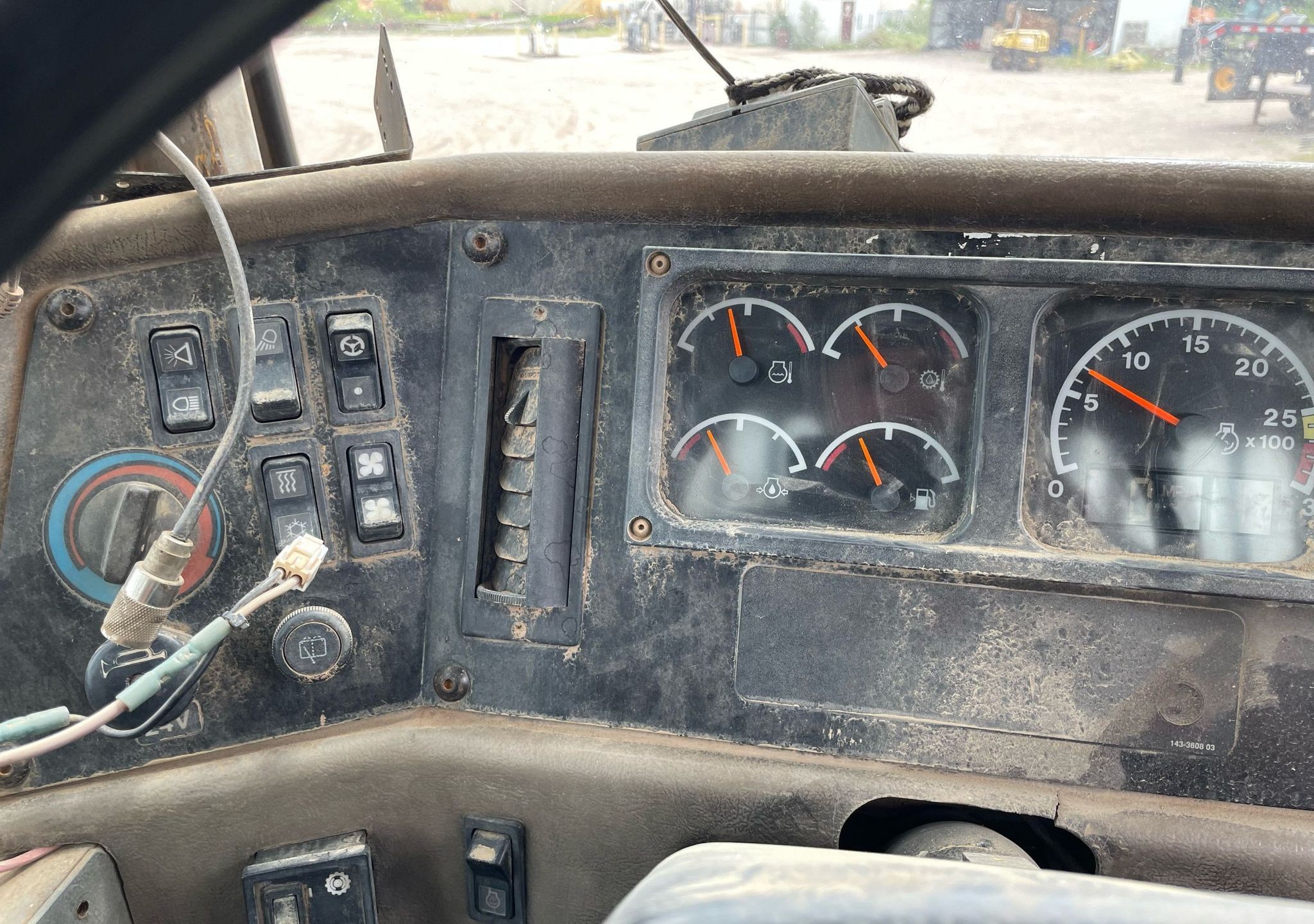 gallery 2000 Caterpillar D300E Series II water wagon