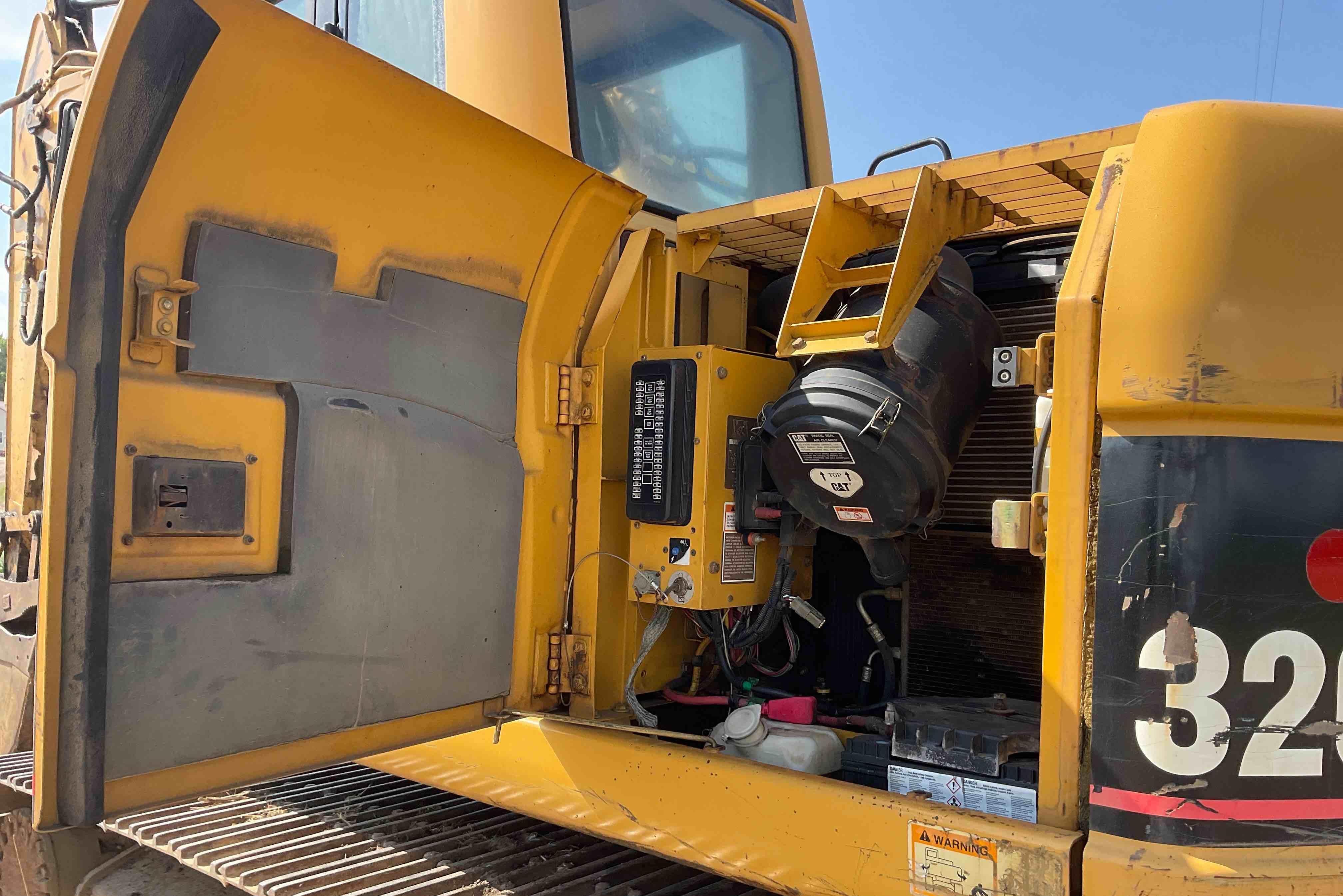 gallery 2004 Caterpillar 320CLU Excavator