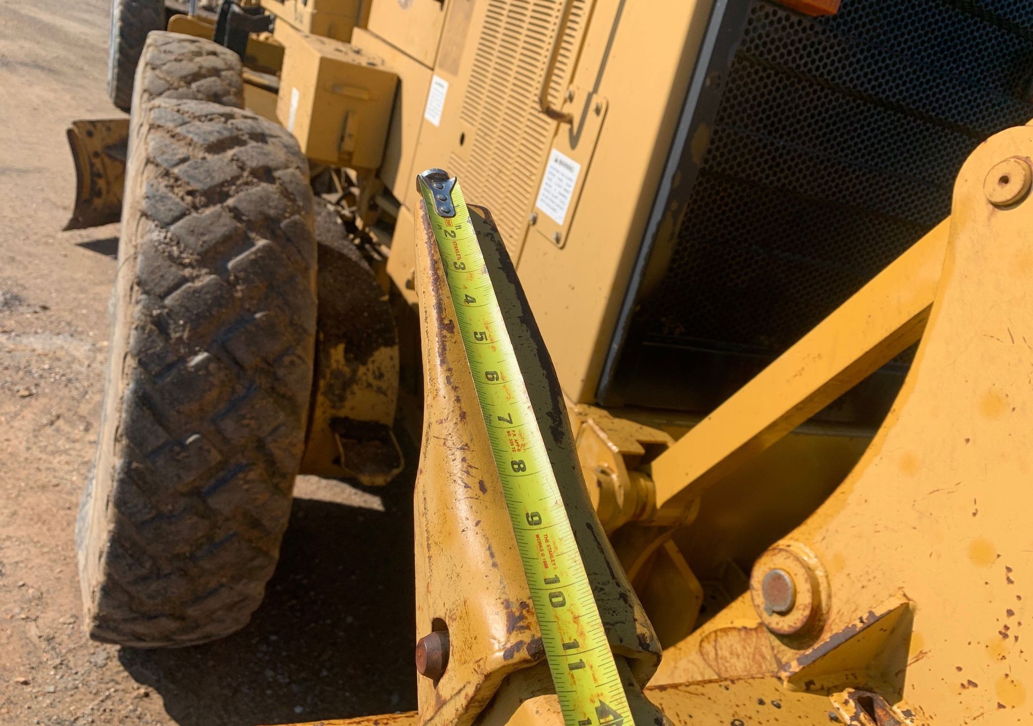 gallery 2001 Caterpillar 140H motor grader