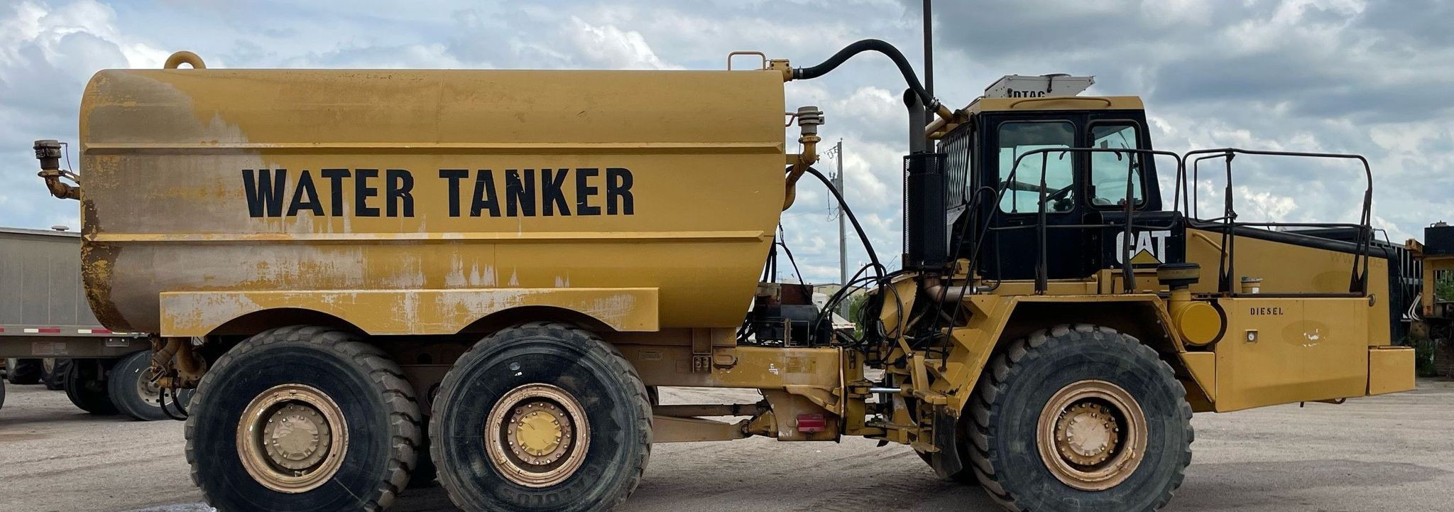 gallery 2000 Caterpillar D300E Series II water wagon