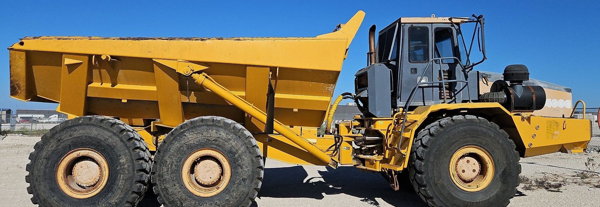 gallery 2000 John Deere 400C haul truck