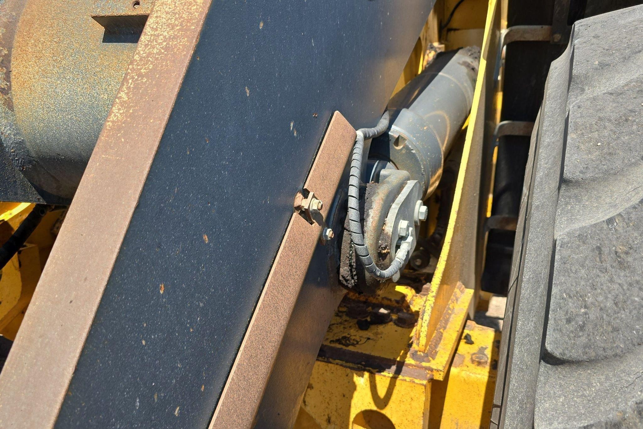 gallery 2014 John Deere 824K Wheel Loader