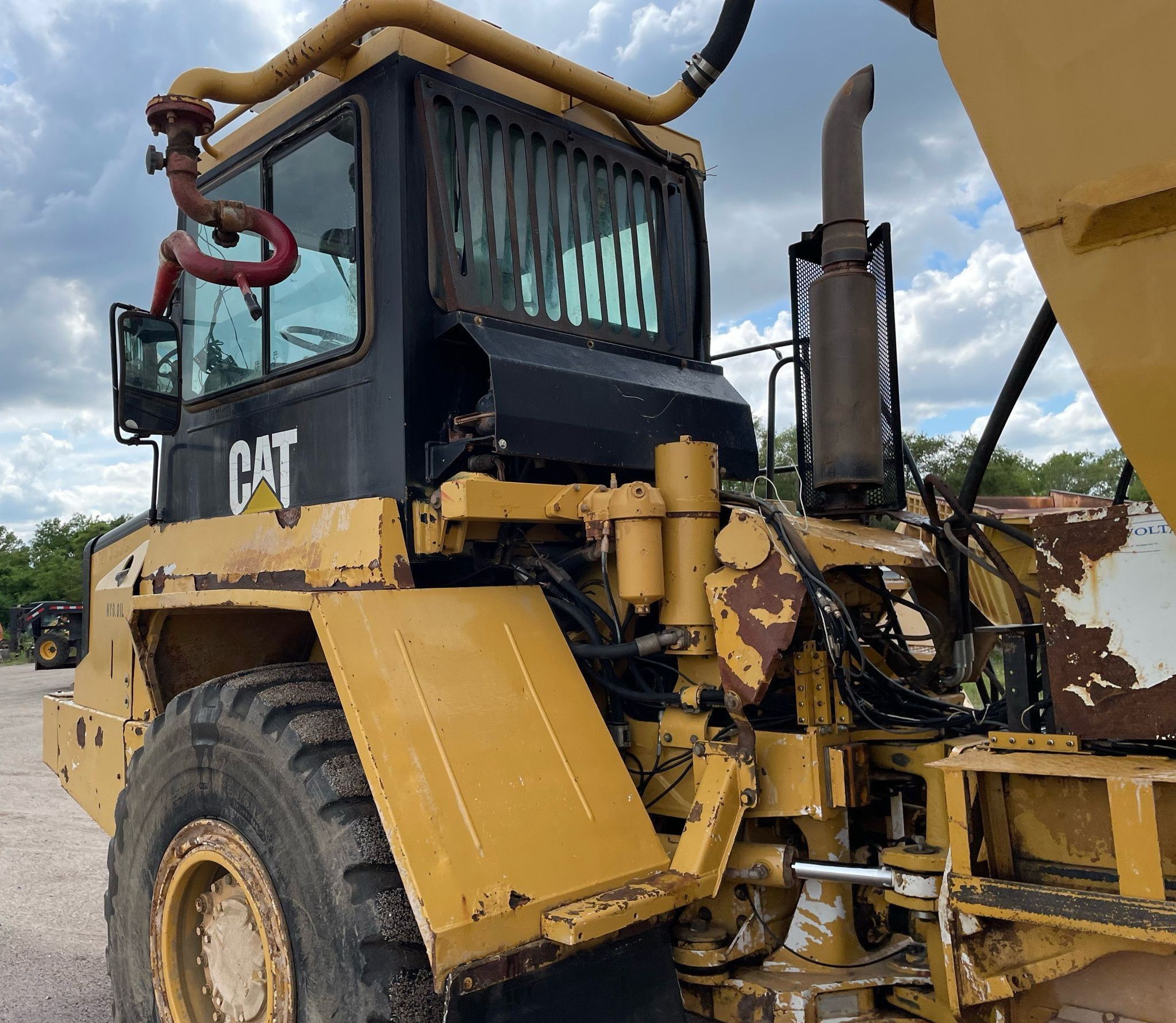 gallery 2000 Caterpillar D300E Series II water wagon