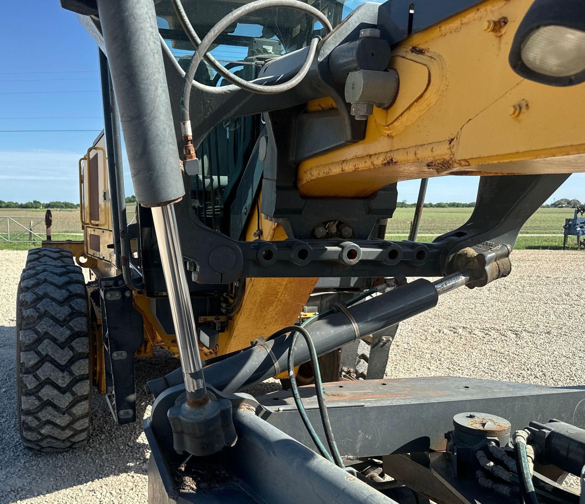 gallery 2013 John Deere 772G motor grader
