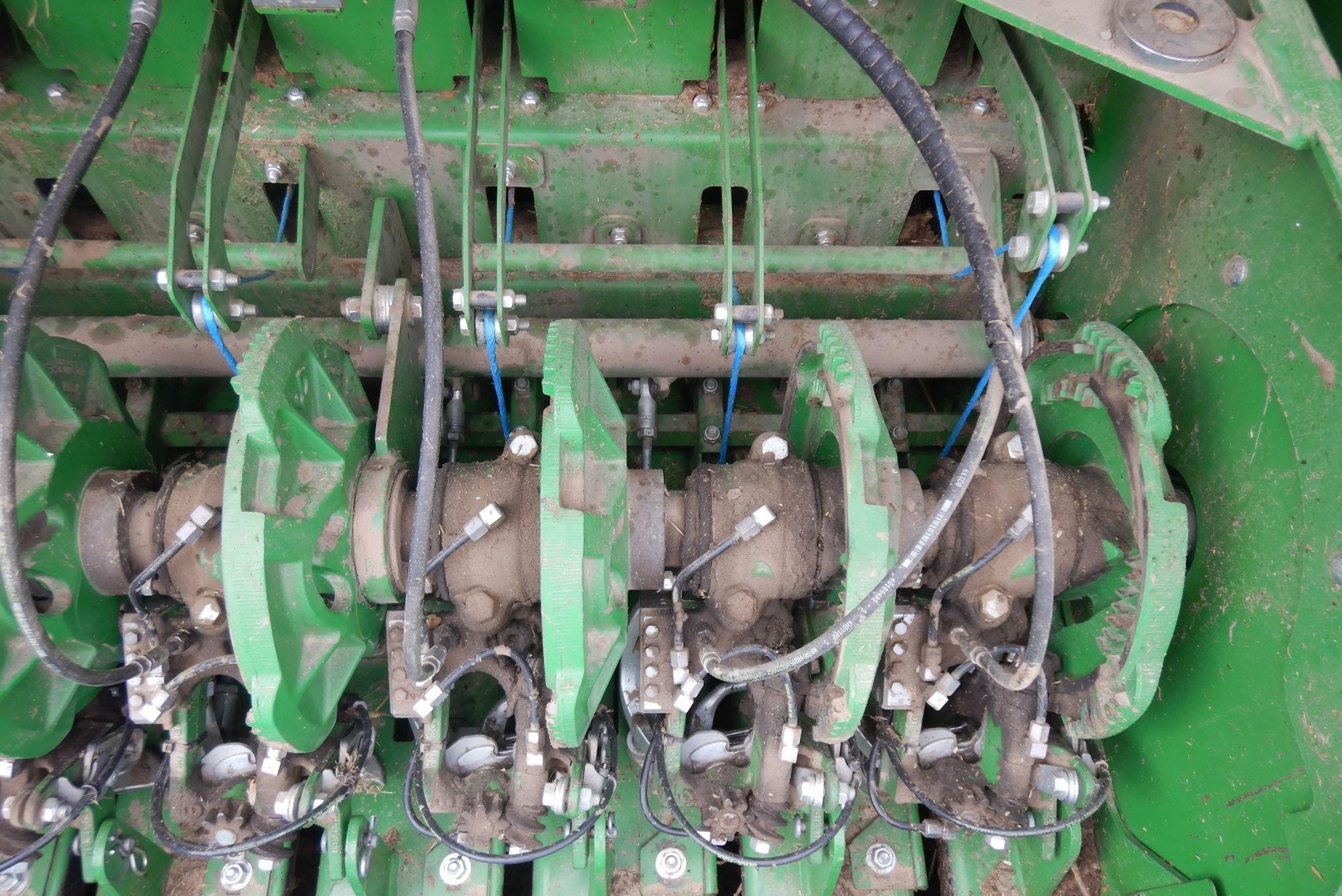 gallery 2016 John Deere L340 square baler