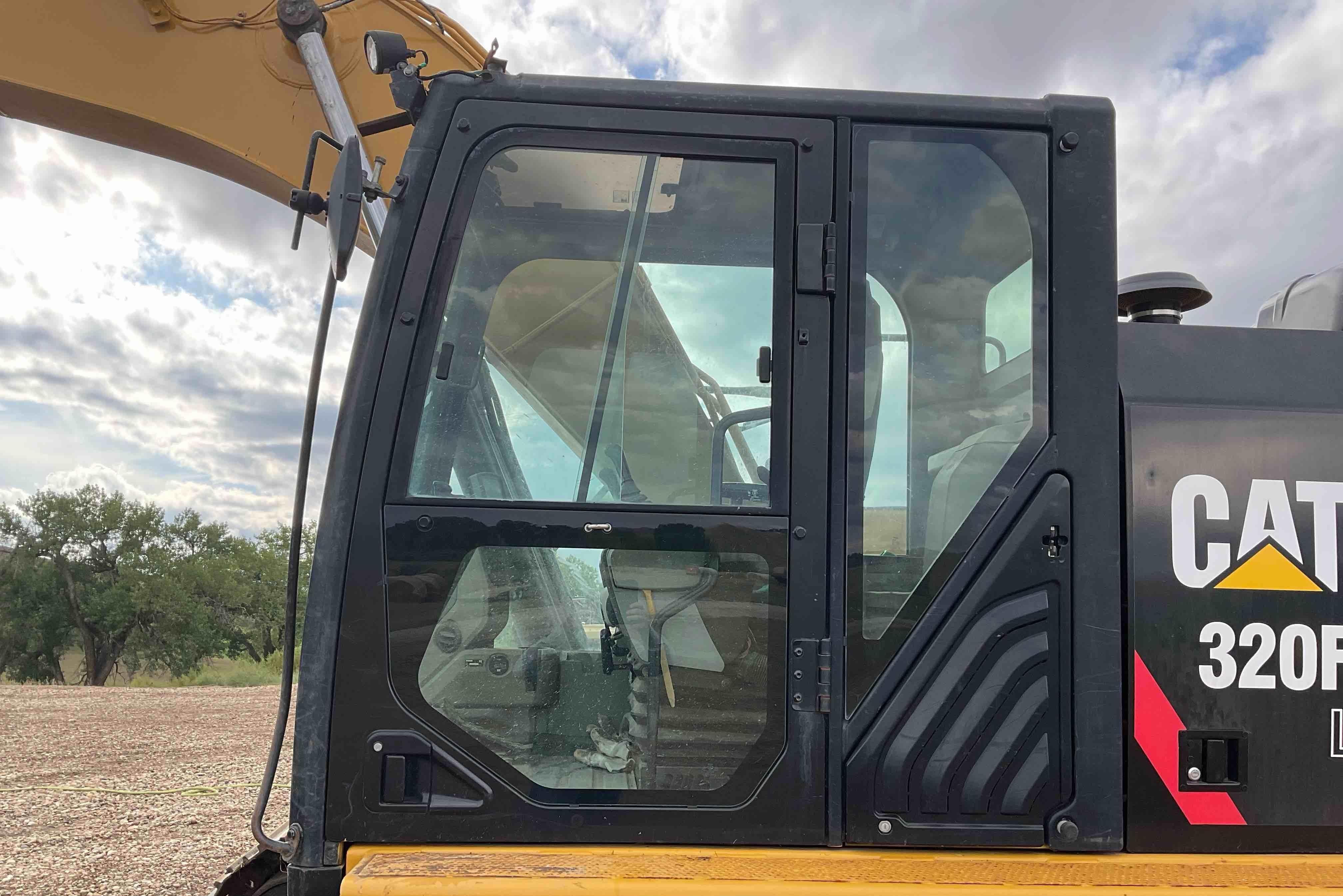 gallery 2017 Caterpillar 320FL Excavator