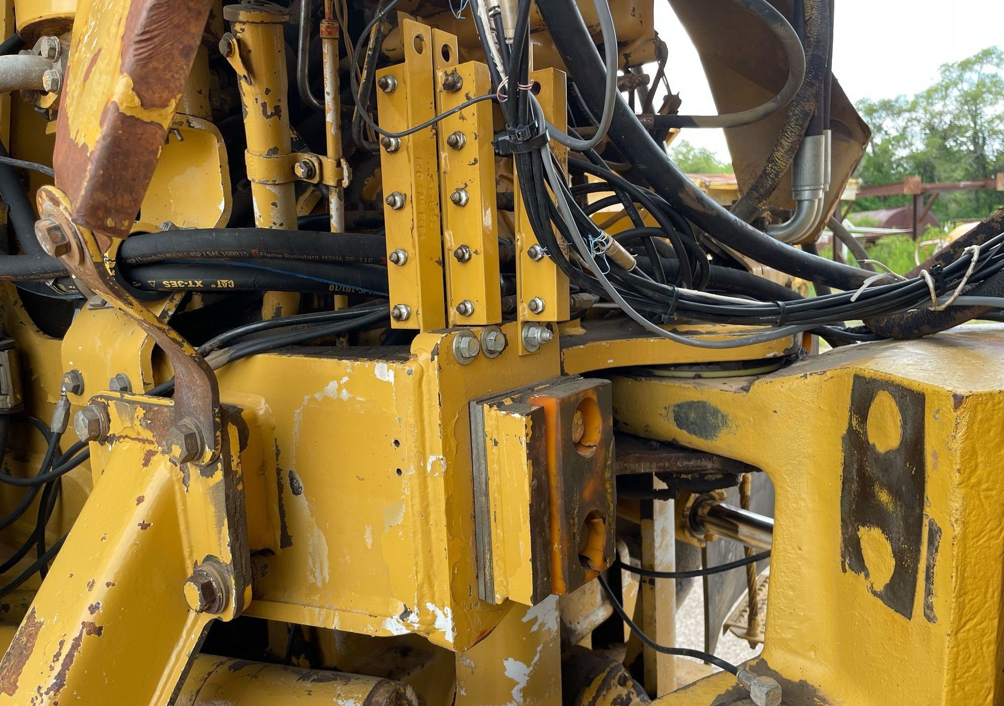 gallery 2000 Caterpillar D300E Series II water wagon
