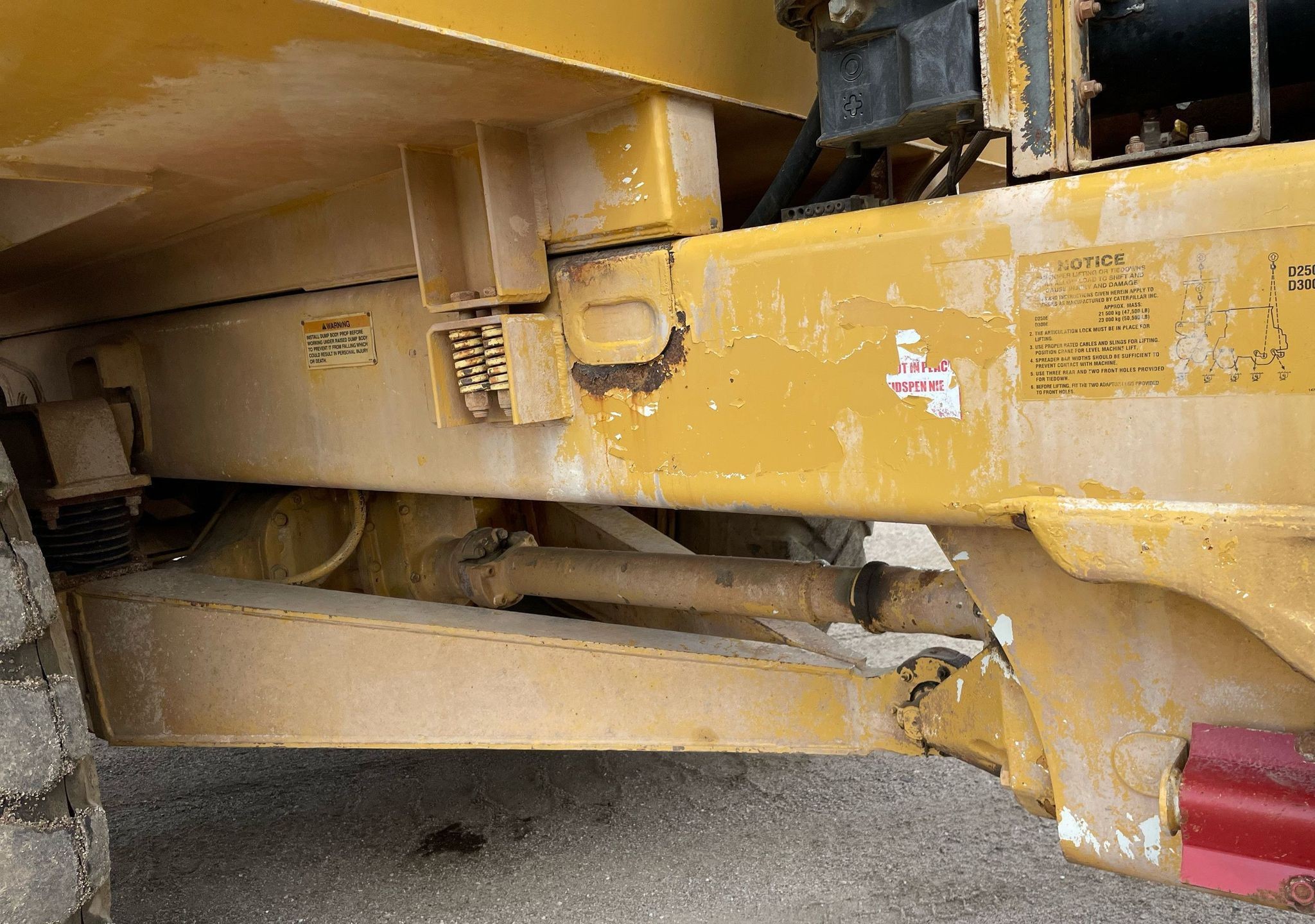 gallery 2000 Caterpillar D300E Series II water wagon