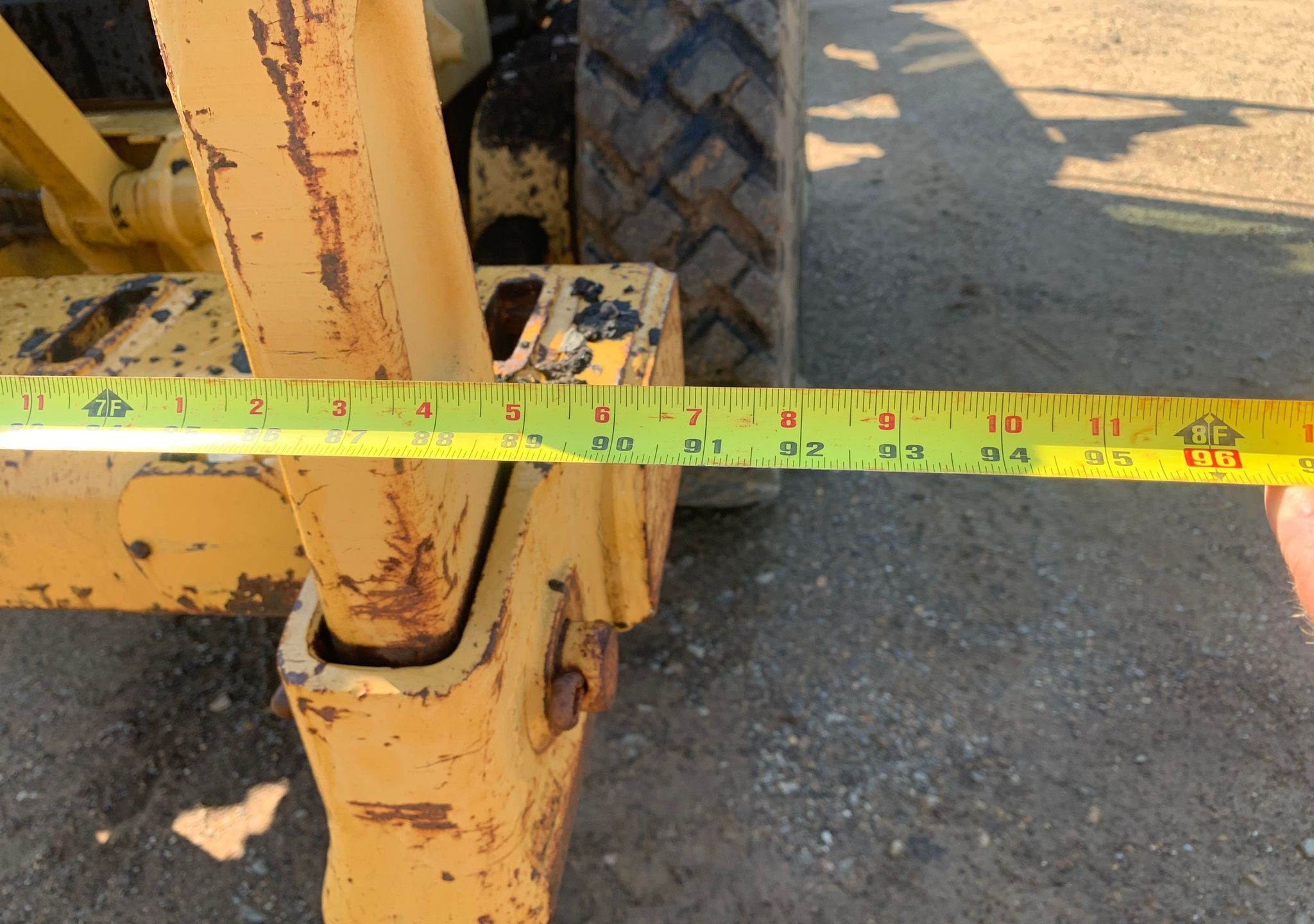 gallery 2001 Caterpillar 140H motor grader