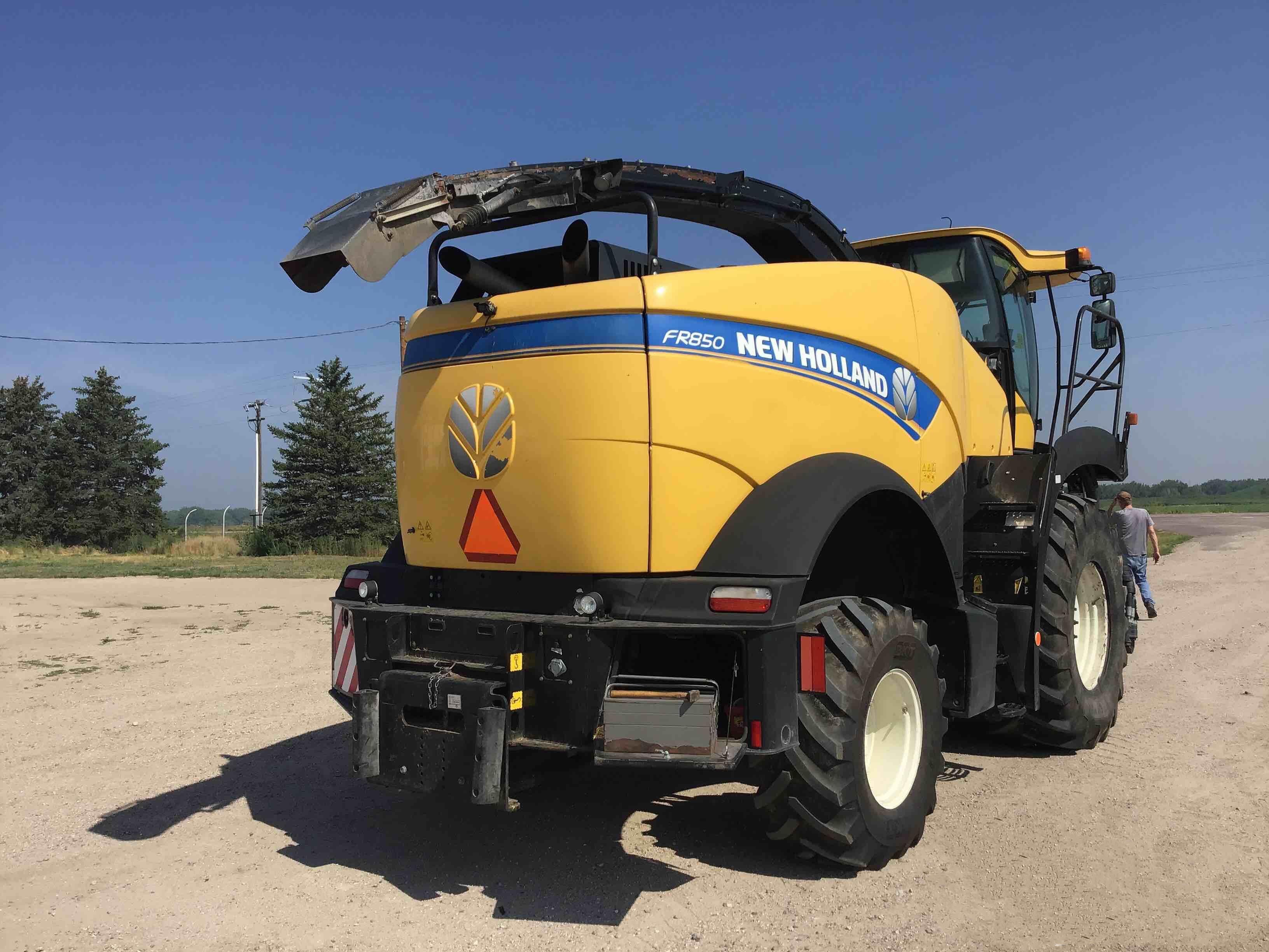 gallery 2016 New Holland FR850 Self-Propelled Forage Harvester