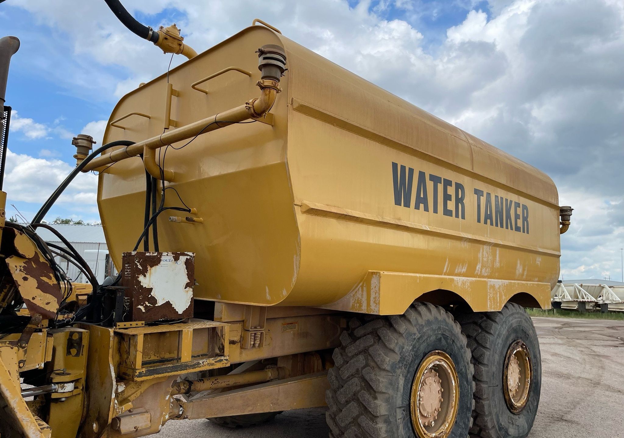 gallery 2000 Caterpillar D300E Series II water wagon