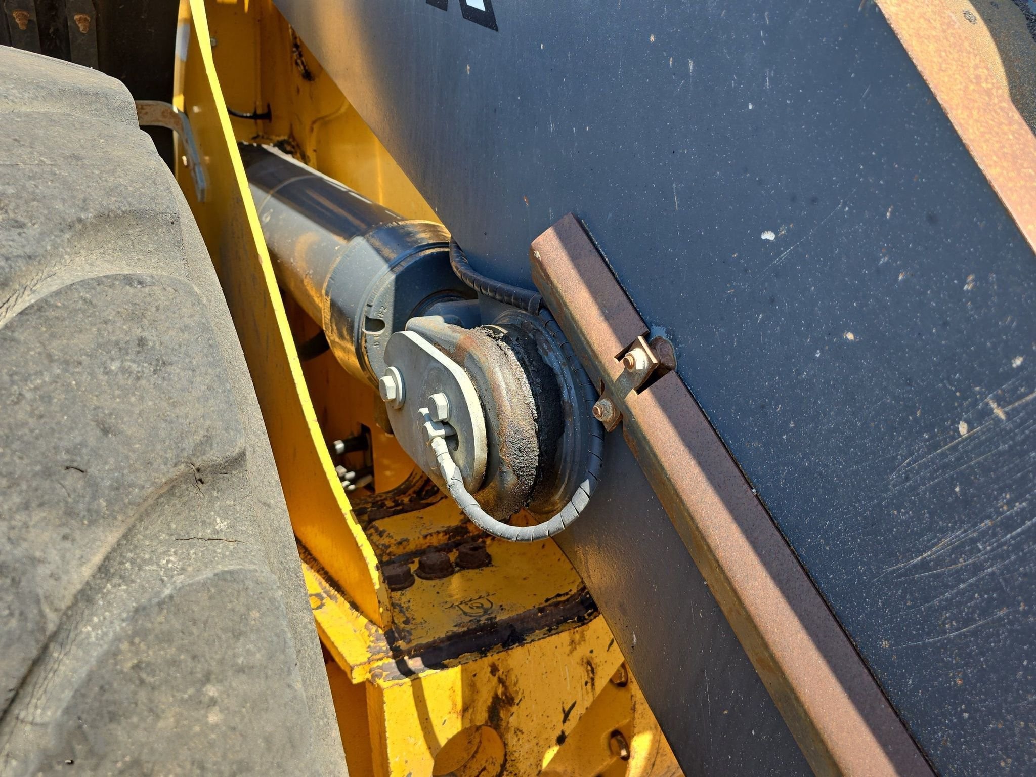 gallery 2014 John Deere 824K Wheel Loader