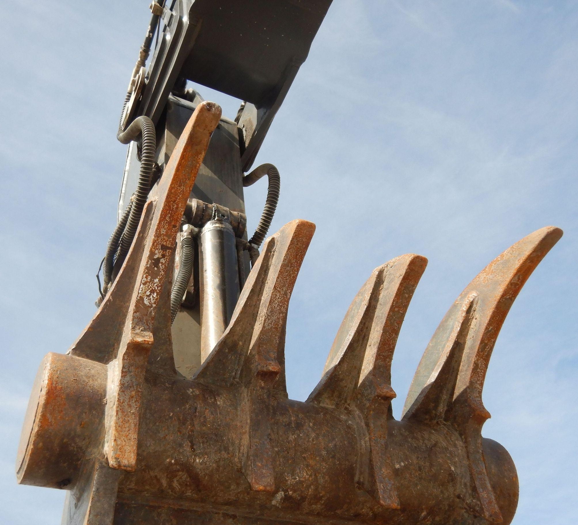 gallery 2011 John Deere 240DLC excavator
