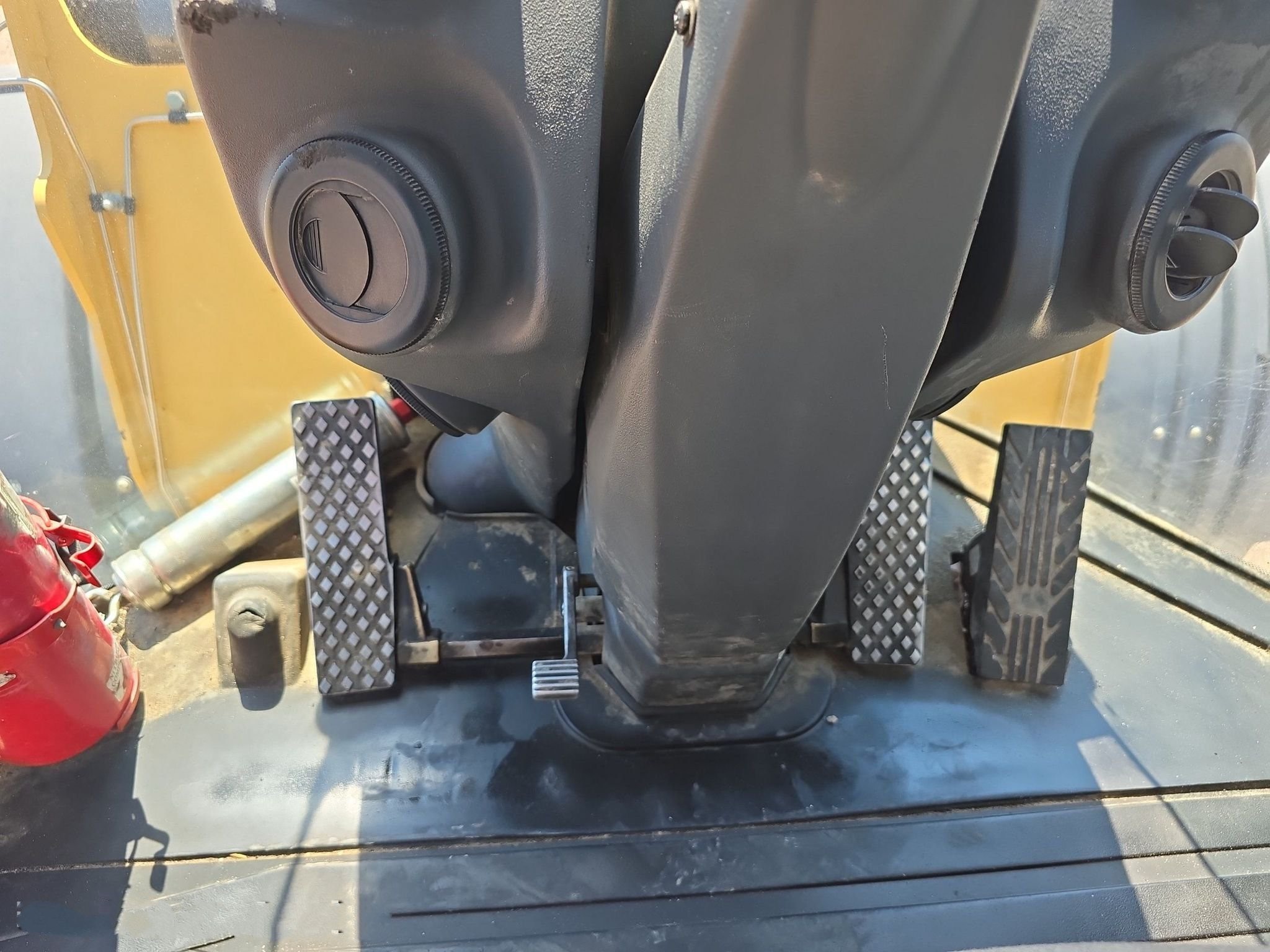gallery 2014 John Deere 824K Wheel Loader