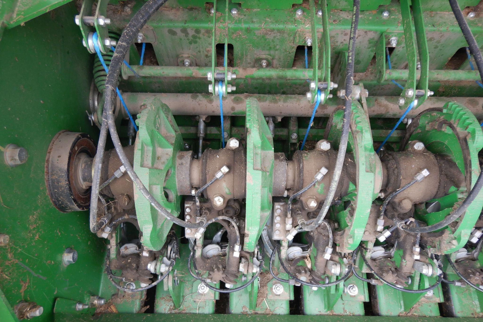 gallery 2016 John Deere L340 square baler