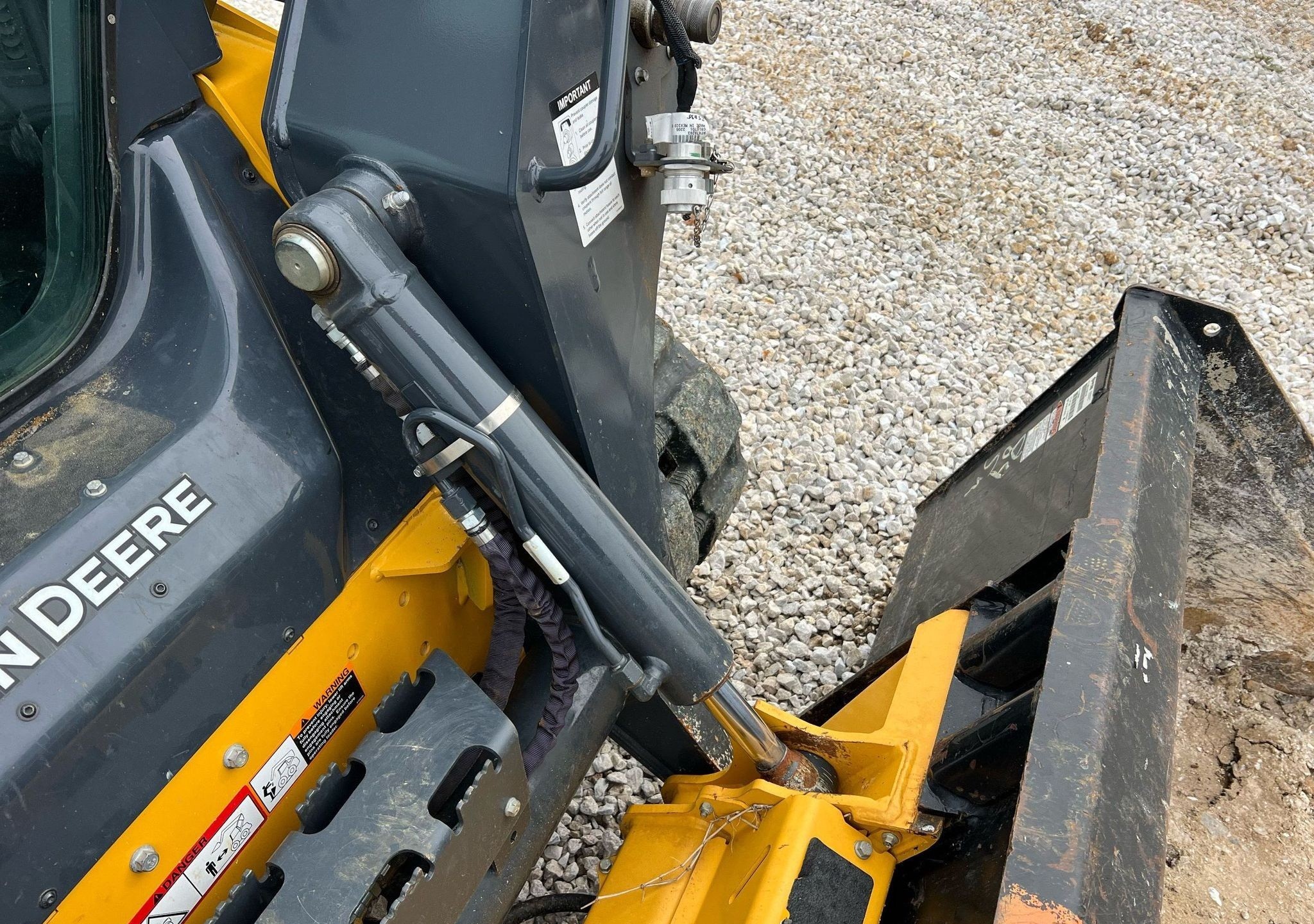 gallery 2022 John Deere 325G tracked skid steer loader