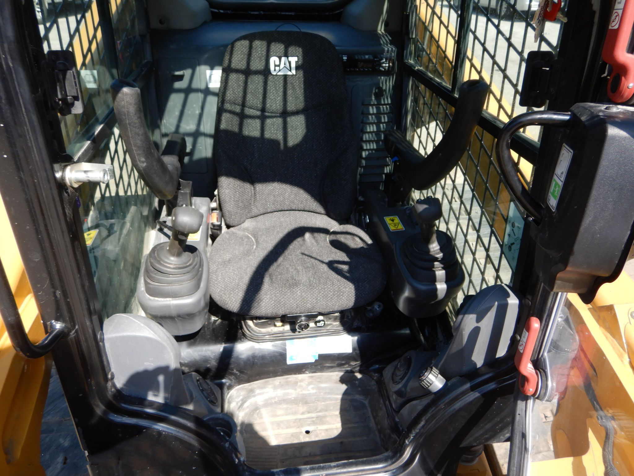 gallery 2018 Caterpillar 299D2 skid steer