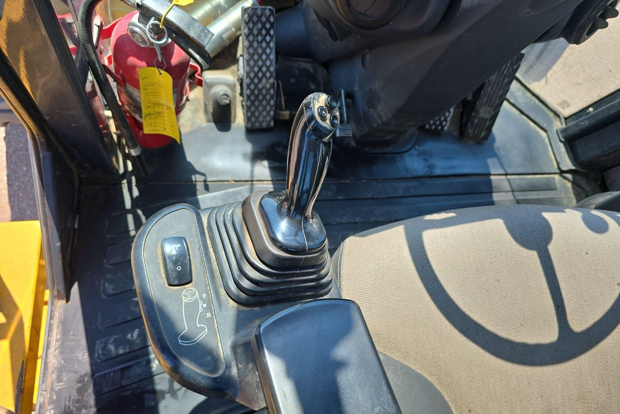 gallery 2014 John Deere 824K Wheel Loader