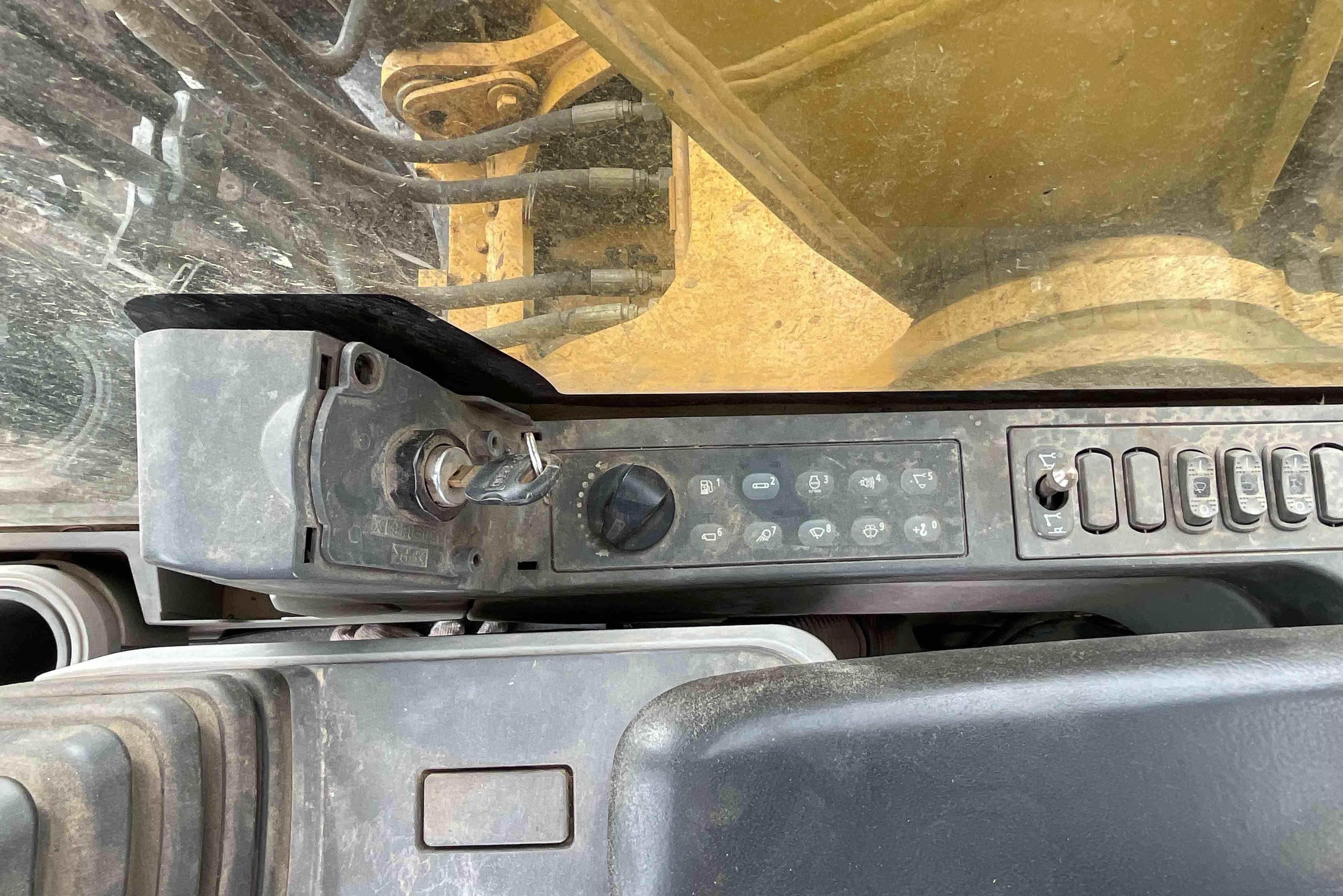 gallery 2017 Caterpillar 320FL Excavator