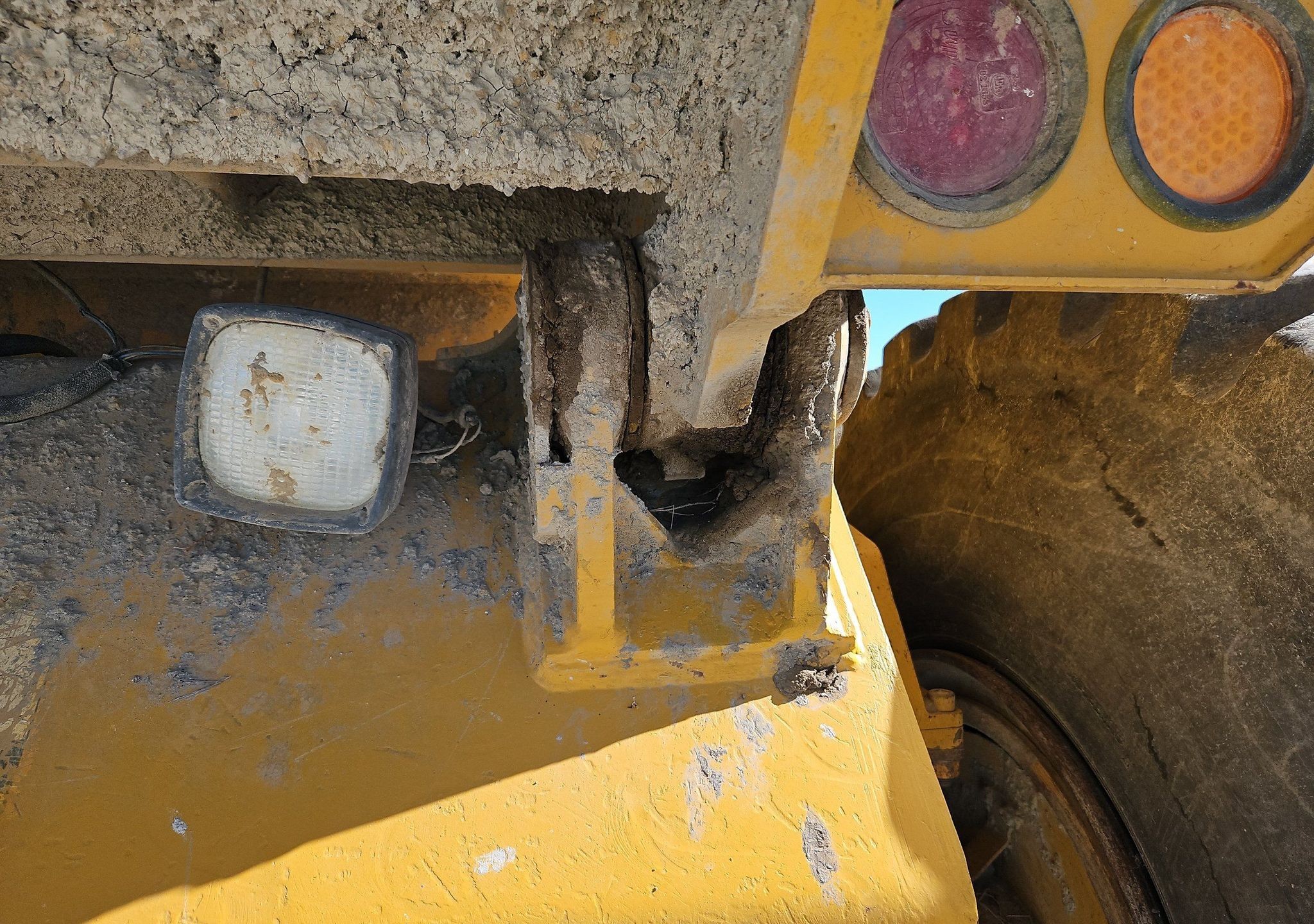 gallery 2000 John Deere 400C haul truck