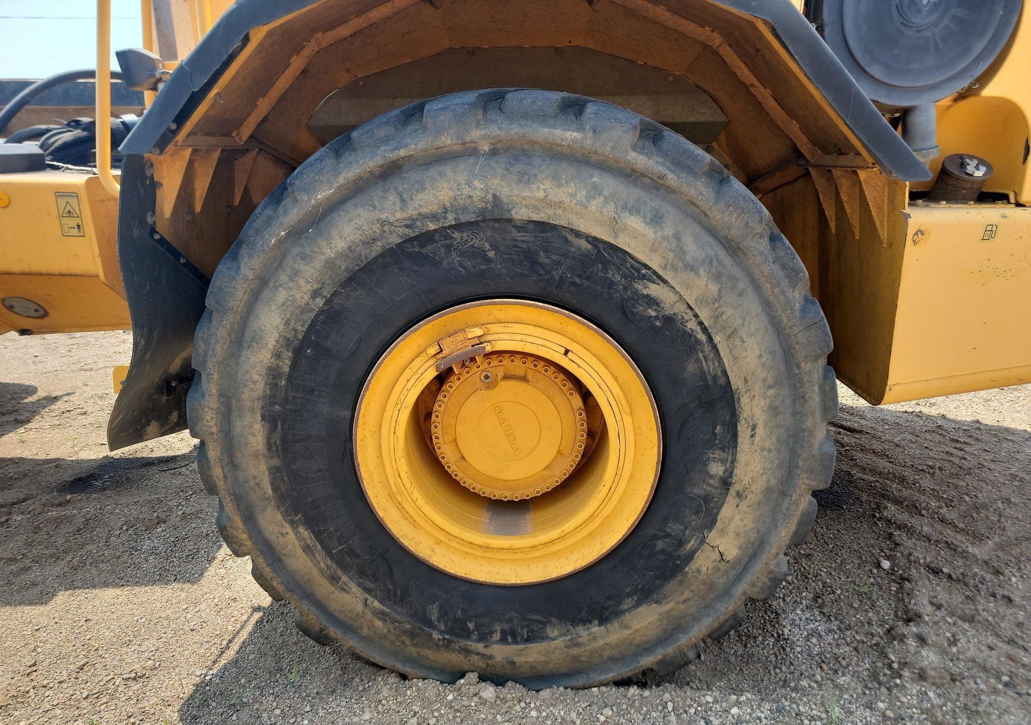 gallery Volvo T450D 4WD scraper tractor