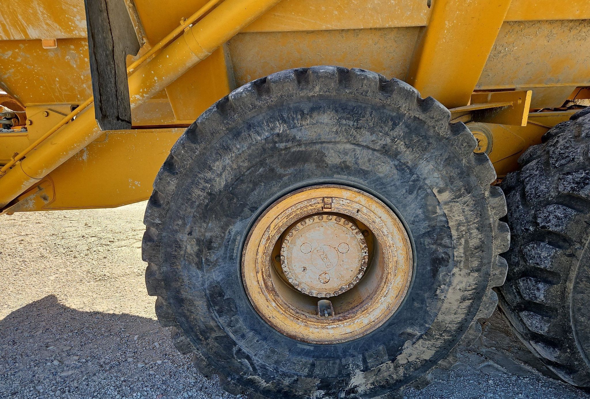 gallery 2000 John Deere 400C haul truck