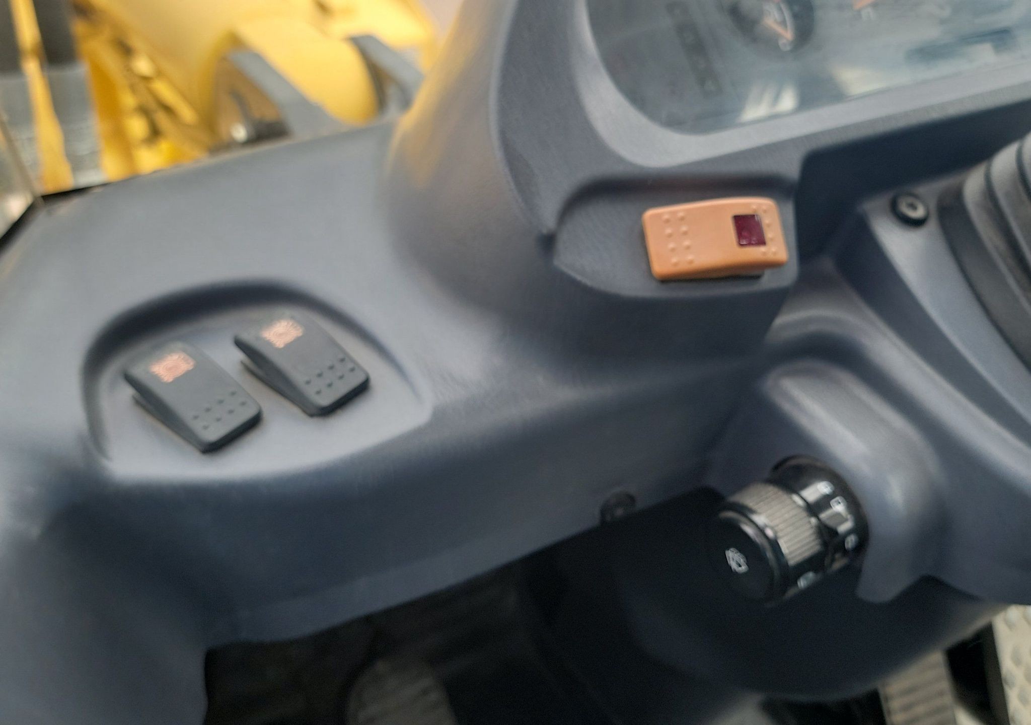 gallery 2005 Komatsu WA320 wheel loader