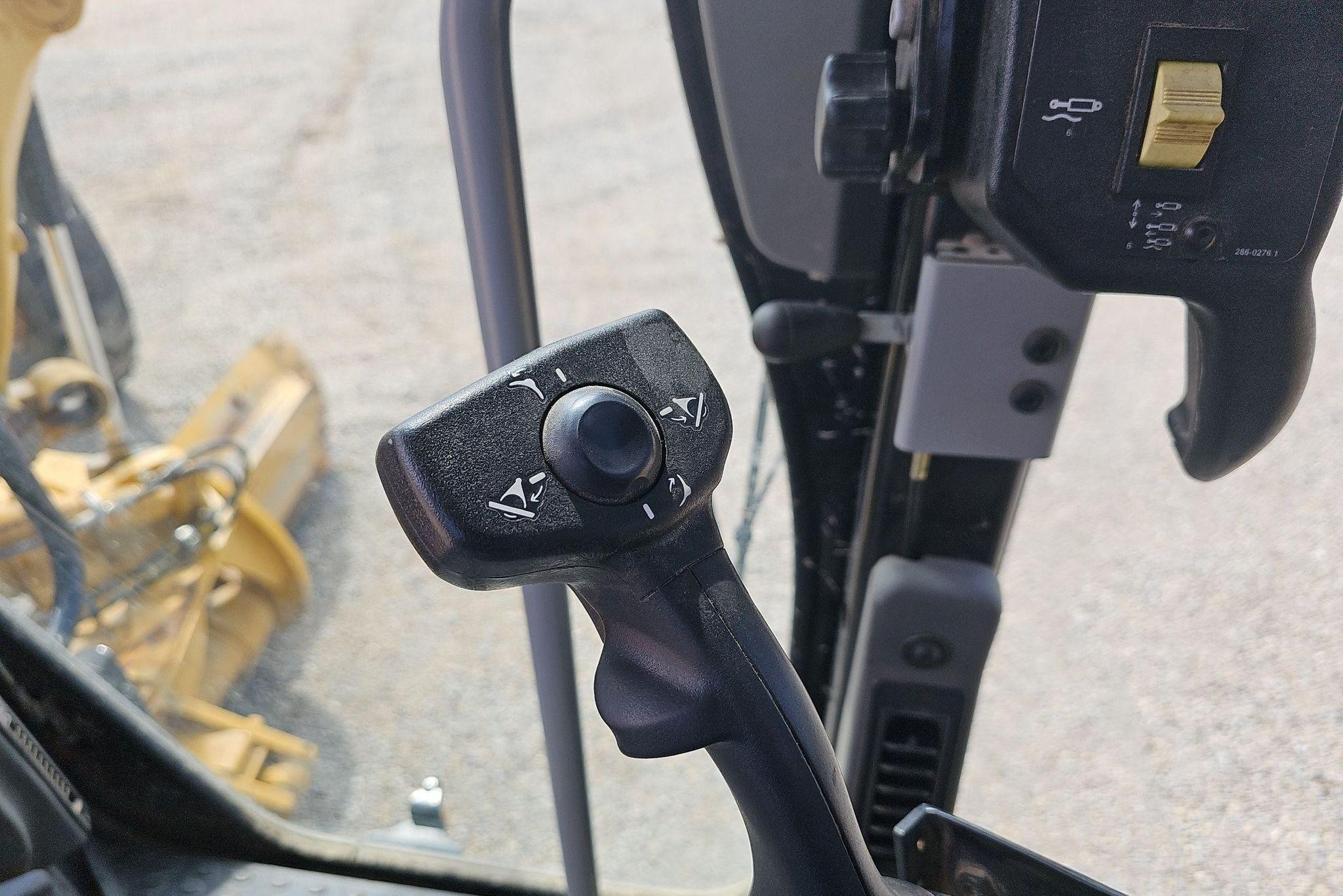 gallery 2013 Caterpillar 12M2 VHP Plus motor grader