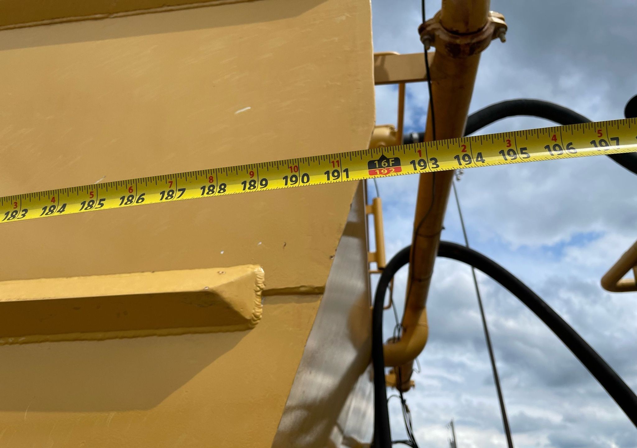 gallery 2000 Caterpillar D300E Series II water wagon