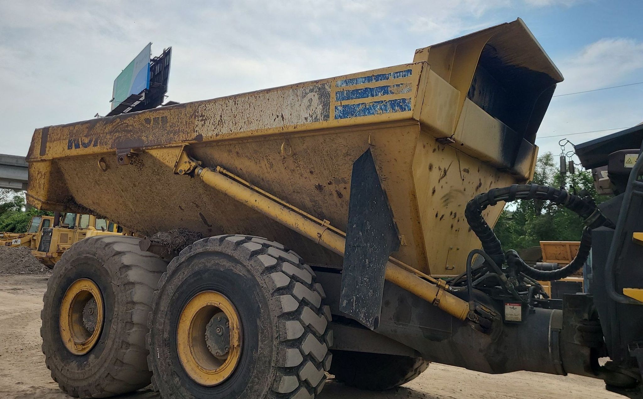 gallery 2013 Komatsu HM400-3 haul truck