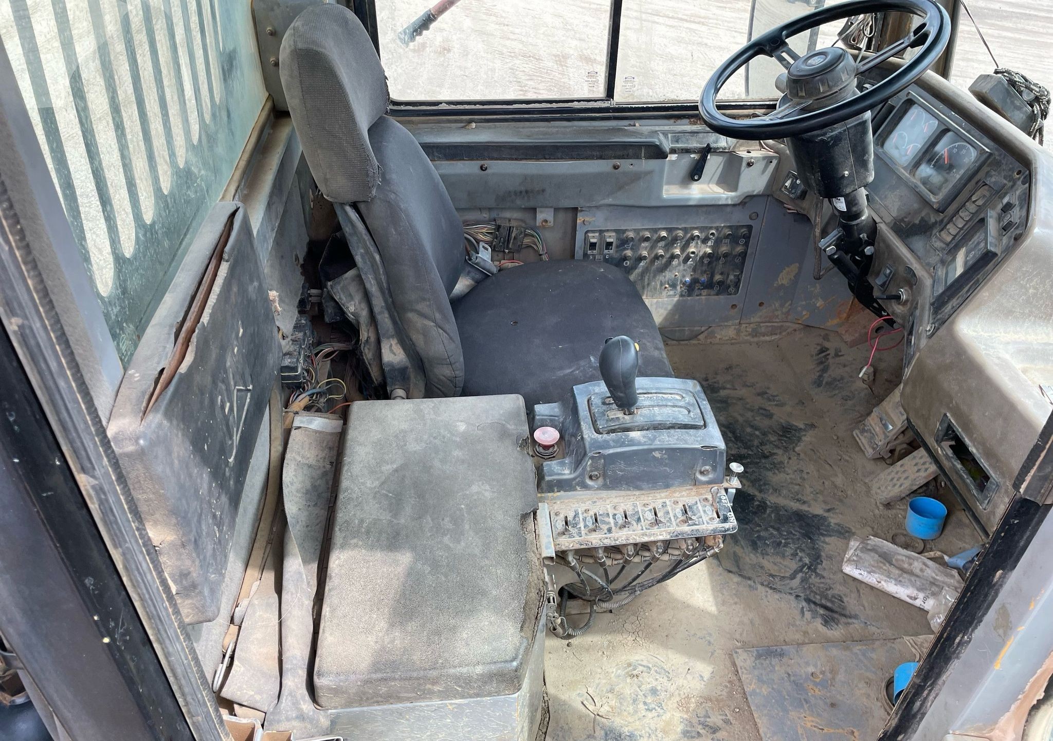gallery 2000 Caterpillar D300E Series II water wagon
