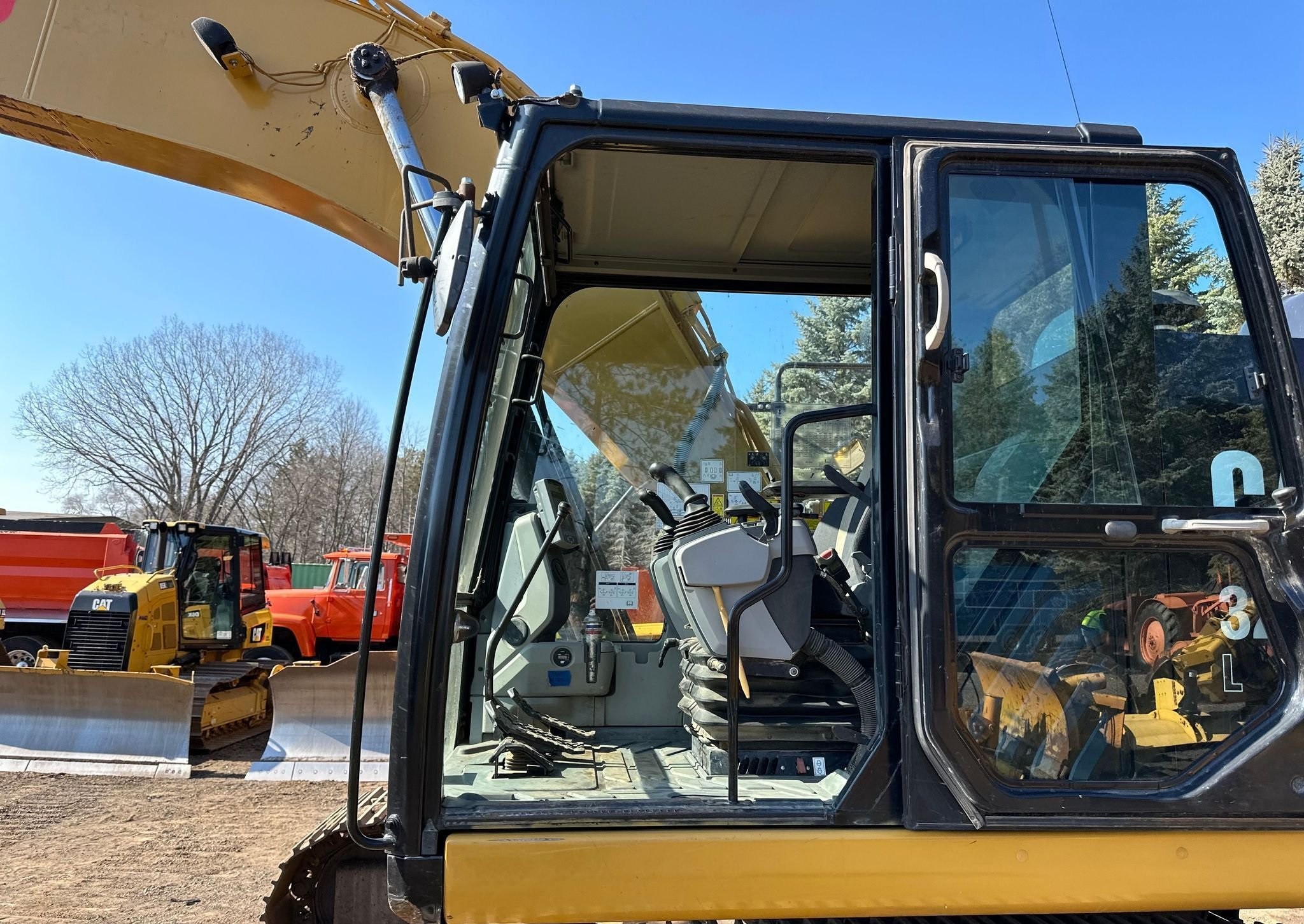 gallery 2015 Caterpillar 323FL excavator