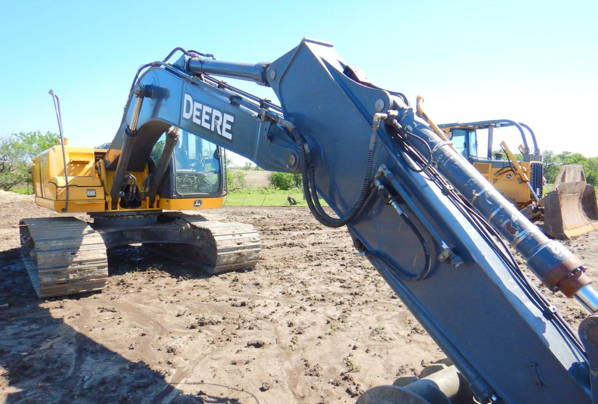 gallery 2011 John Deere 200DLC  excavator