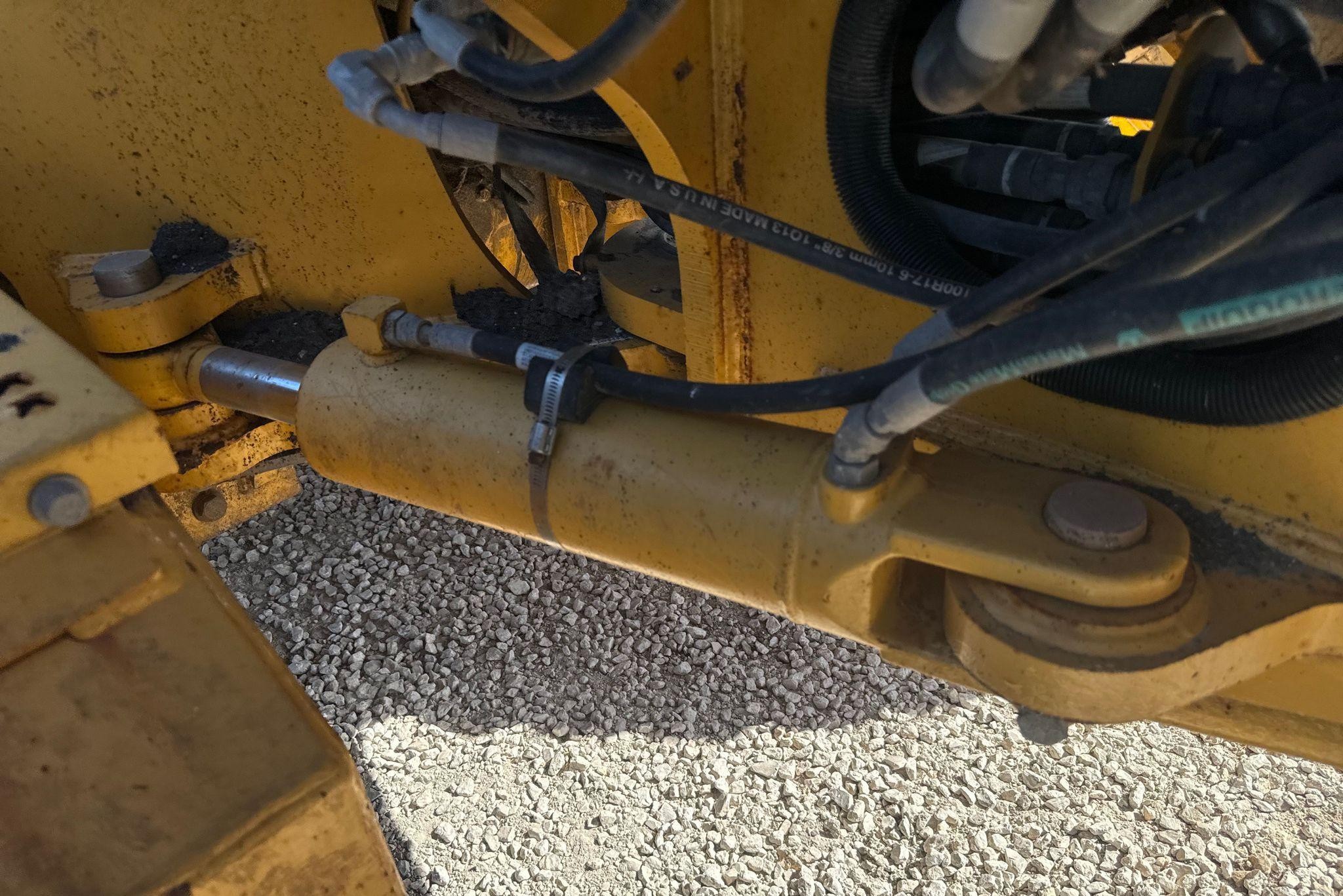 gallery 2013 John Deere 772G motor grader