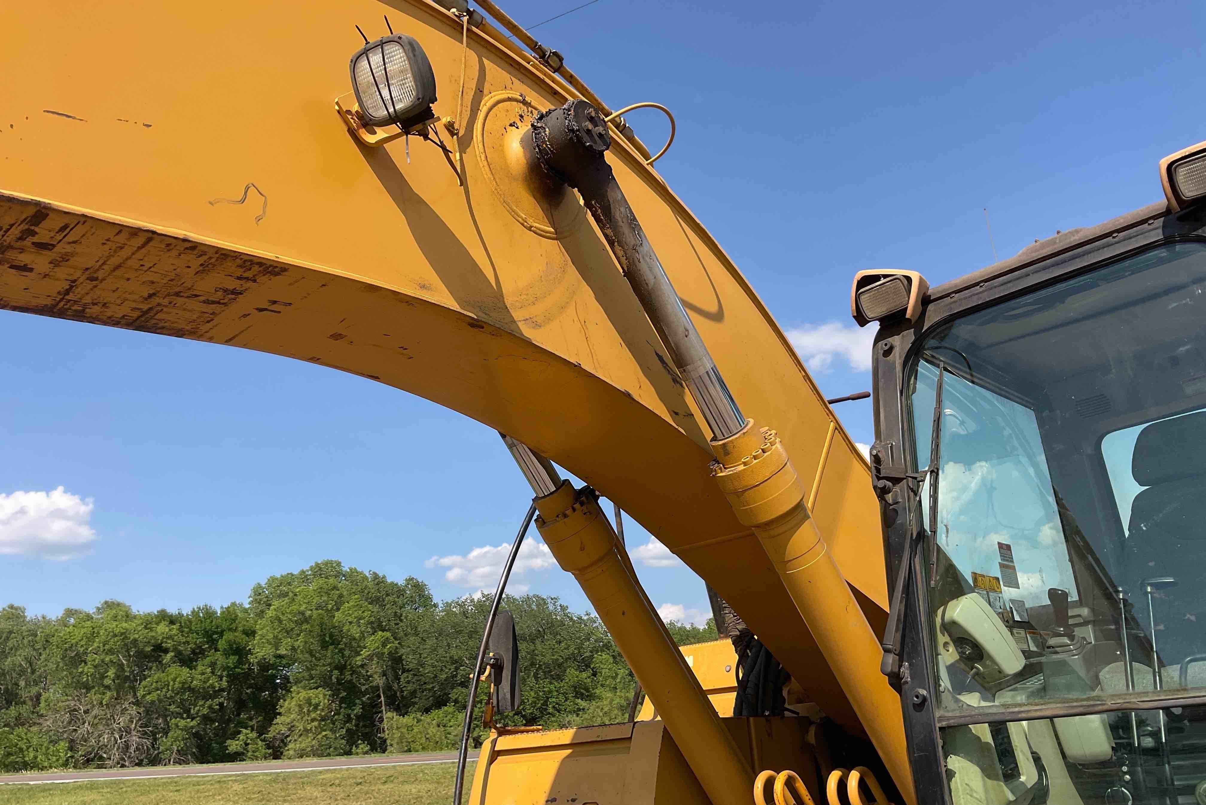 gallery 2004 Caterpillar 320CLU Excavator