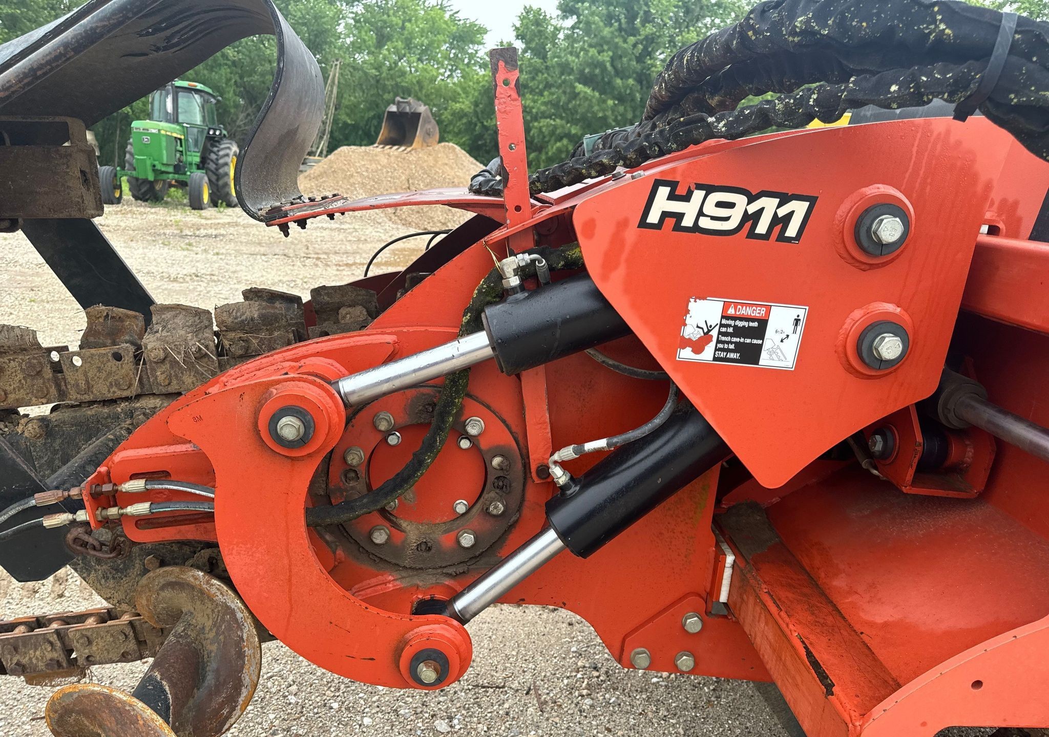 gallery 2013 Ditch Witch RT120 Quad trencher
