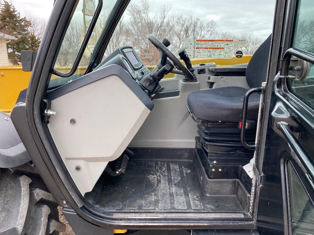 gallery 2019 Caterpillar TH408D 4x4x4 Ag Handler