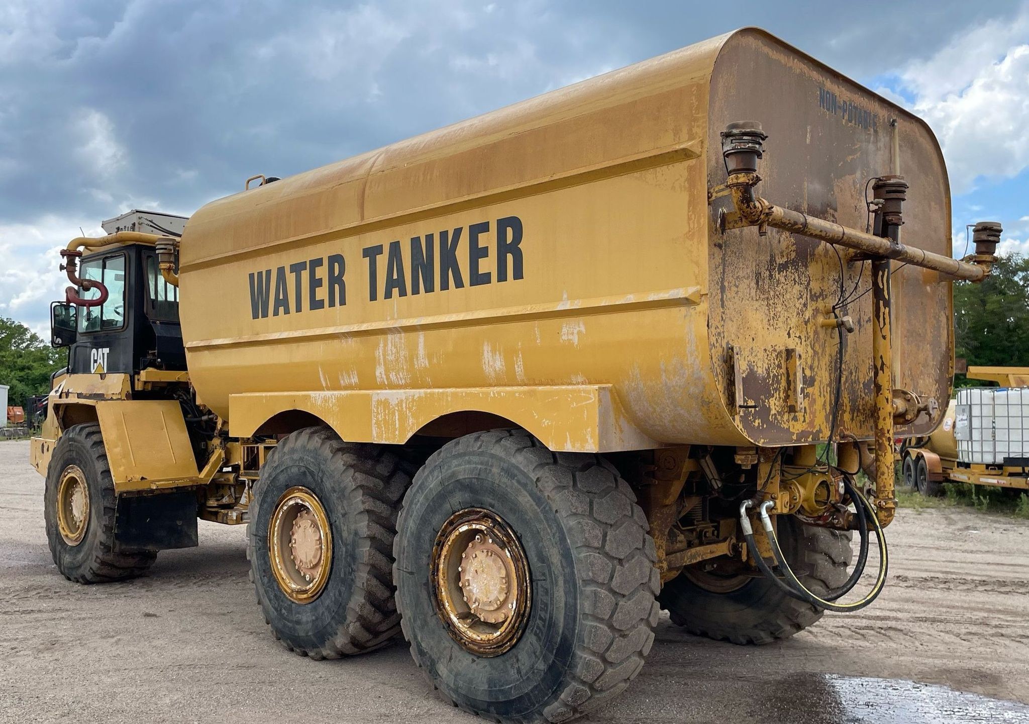 gallery 2000 Caterpillar D300E Series II water wagon