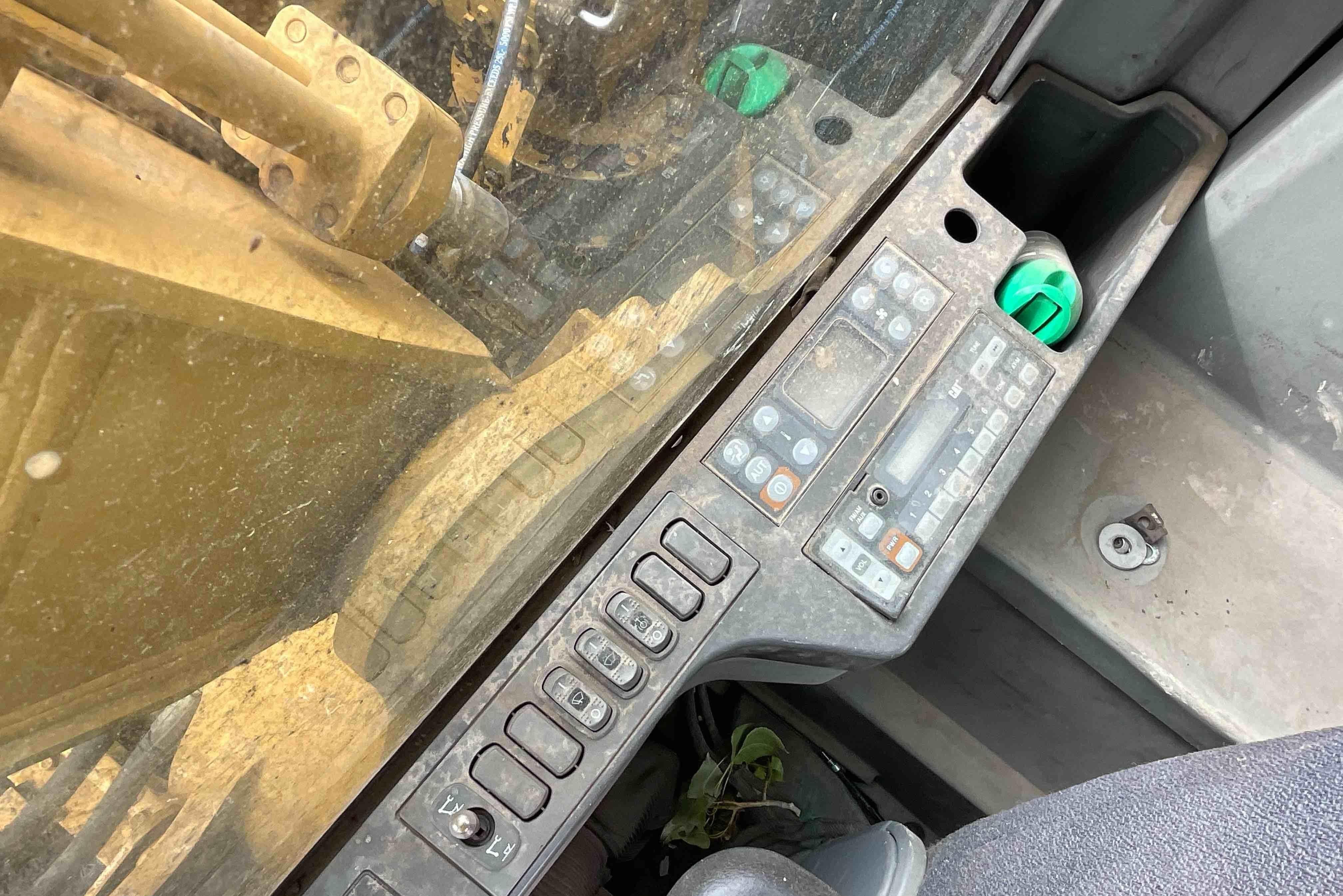 gallery 2017 Caterpillar 320FL Excavator