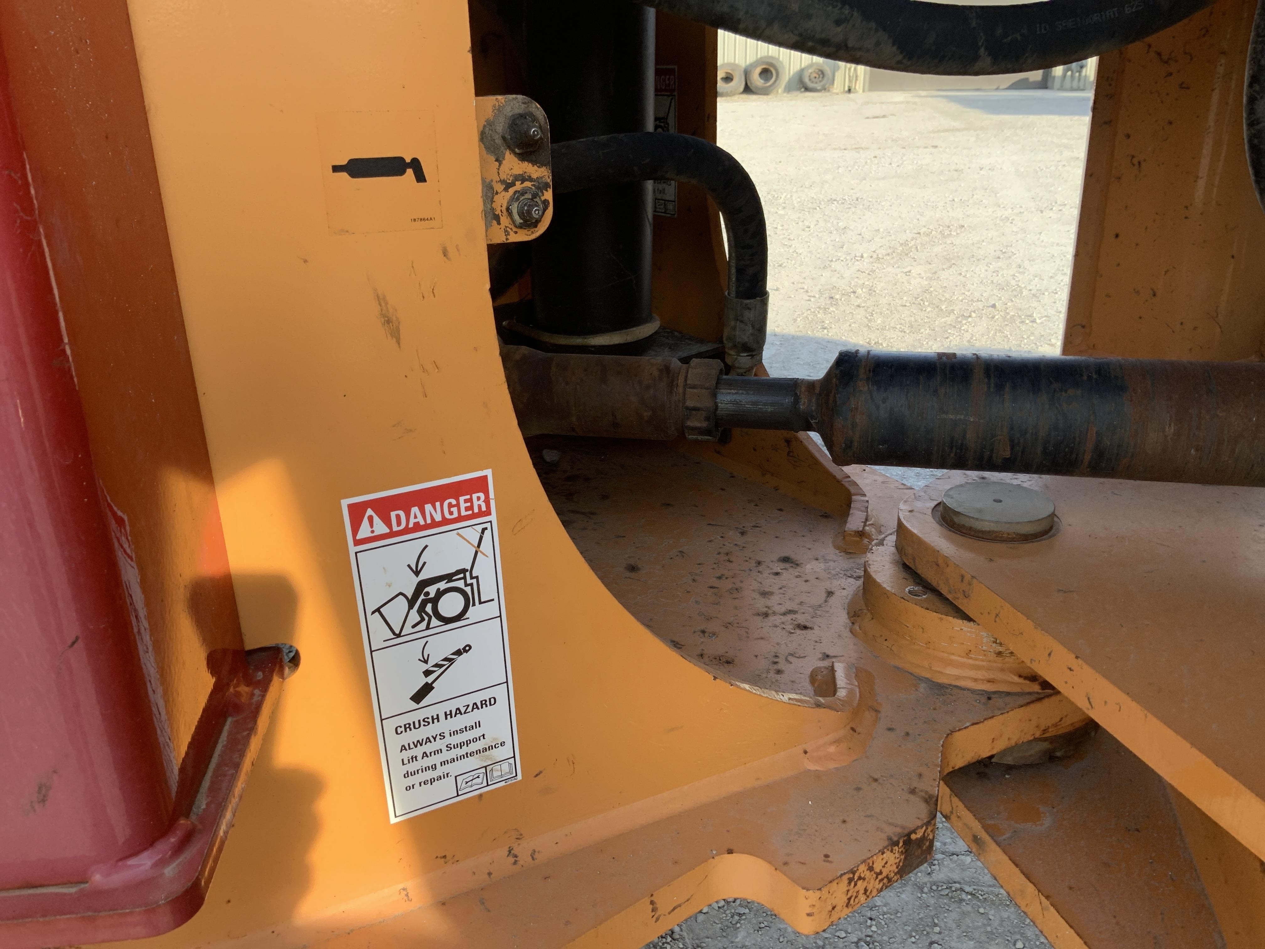 gallery 2013 Case 821F Wheel Loader