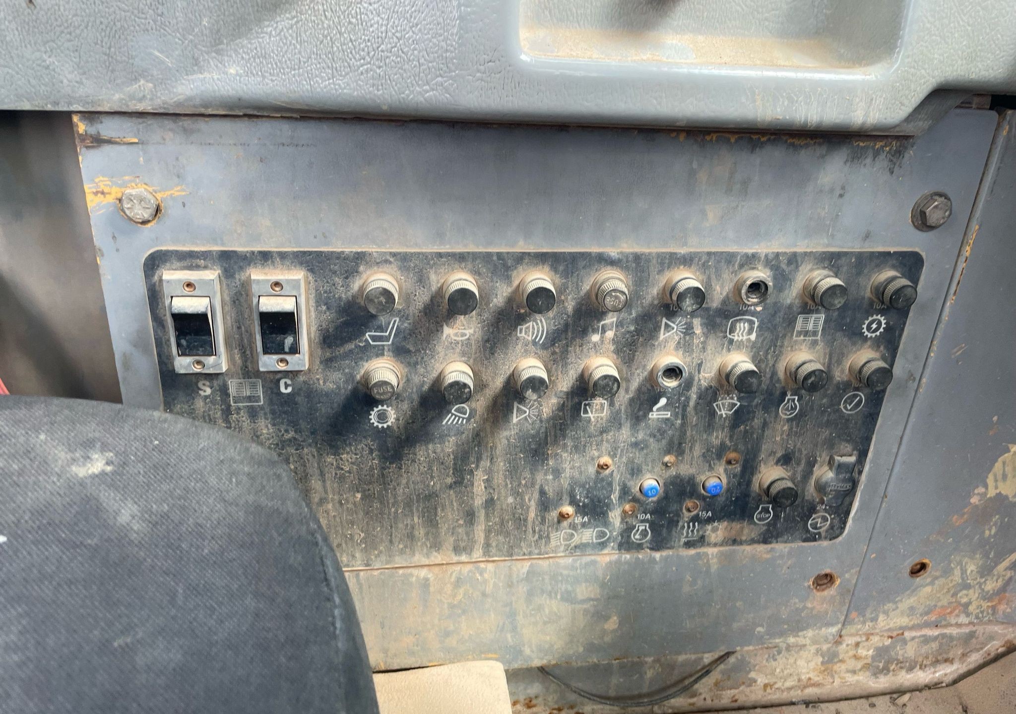 gallery 2000 Caterpillar D300E Series II water wagon