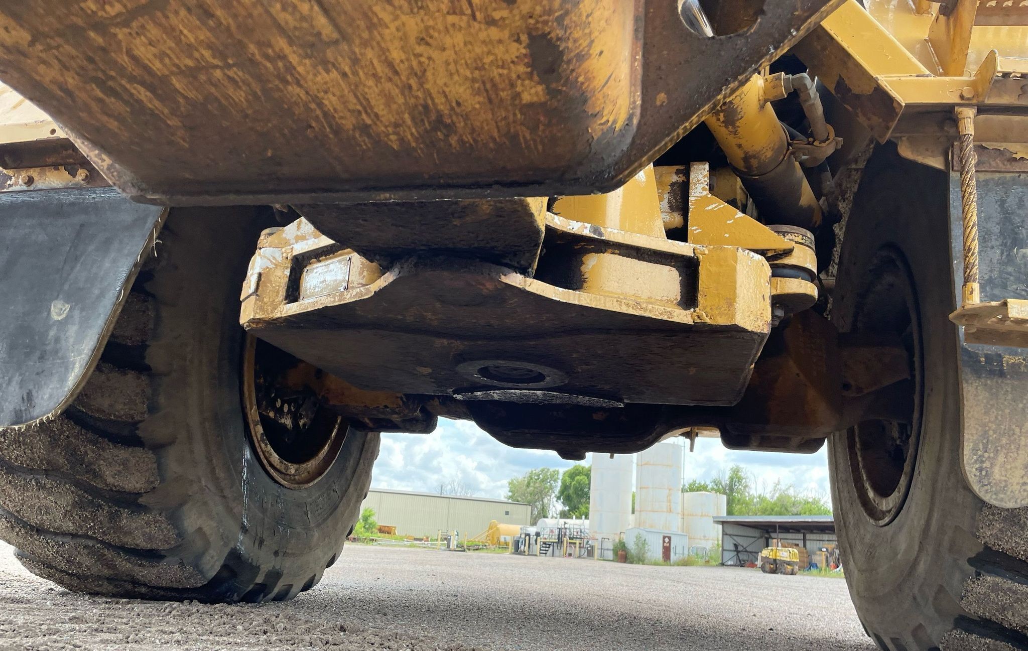 gallery 2000 Caterpillar D300E Series II water wagon