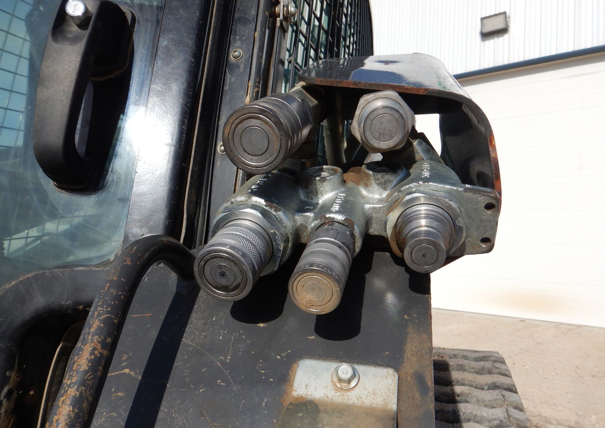 gallery New Holland C245 tracked skid steer loader